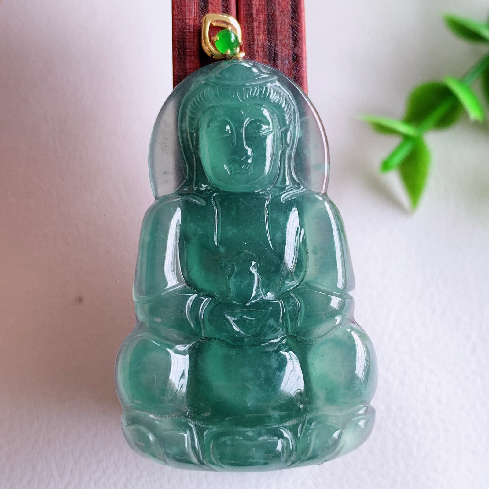 18k金扣蓝冰精雕观音吊坠，法相端庄大气，工艺精湛，种色浓郁，细腻饱满冰润，种老水足，收藏佳品，佩戴大气  W03.3 整体尺寸：47-25.5-4.5mm  裸石尺寸：42-25.5-4.5mm