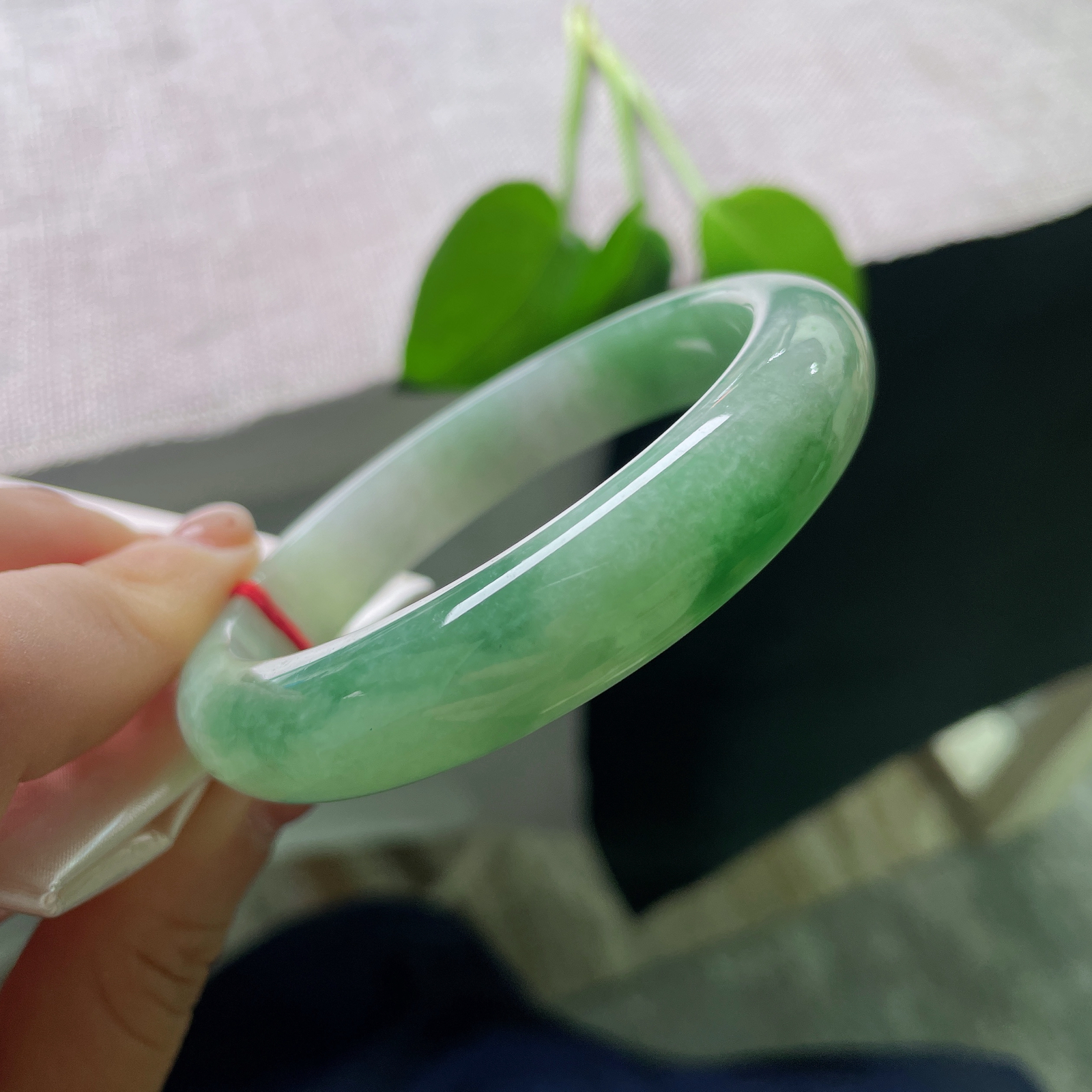特惠活动#58.4/12.8/8.9，飘绿正圈，皮纹，，底色温润柔和，鲜亮灵动的阳绿萦绕镯侧，绿感鲜活明媚，气质温婉鲜活，ss56757a