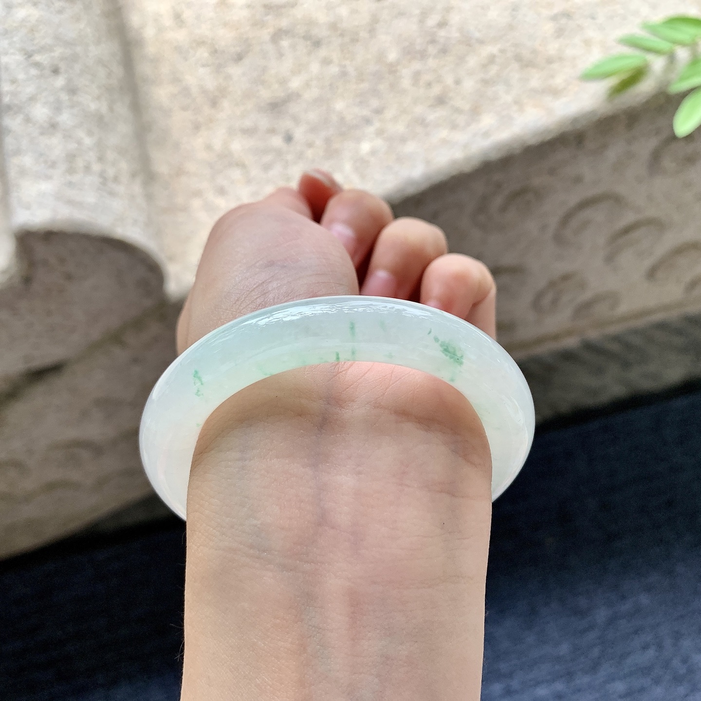 圆条50 51，圈口51.3/10/10，编码BA080402，冰糯飘绿，水润，种老，细腻，打灯有纹线
