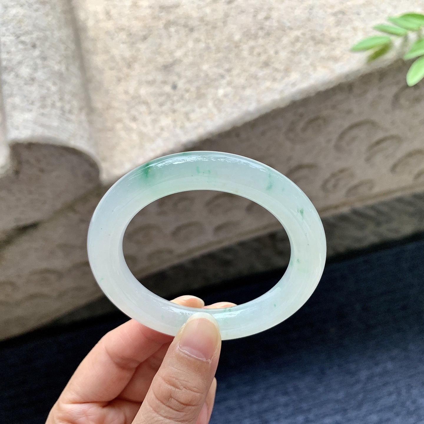 圆条50 51，圈口51.3/10/10，编码BA080402，冰糯飘绿，水润，种老，细腻，打灯有纹线
