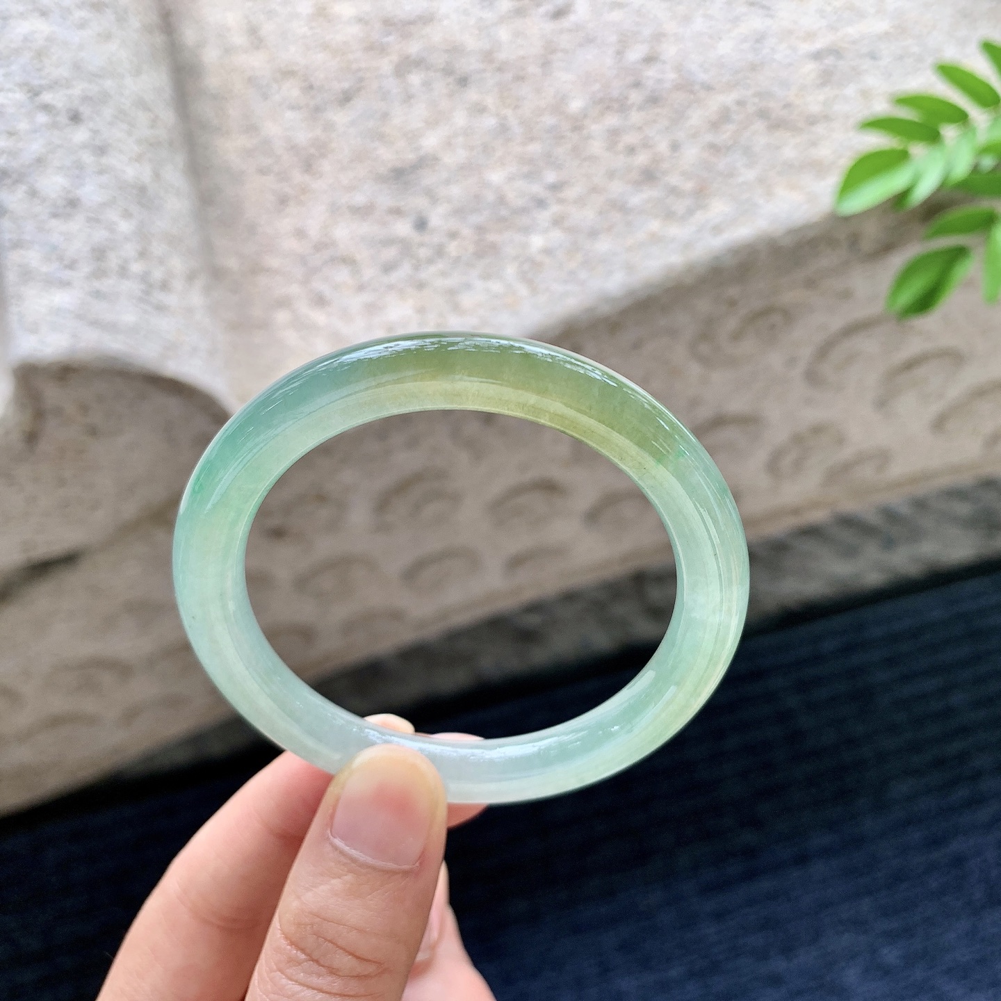 圆条51 52，晴绿飘黄翡，水润，种老，细腻，无裂。