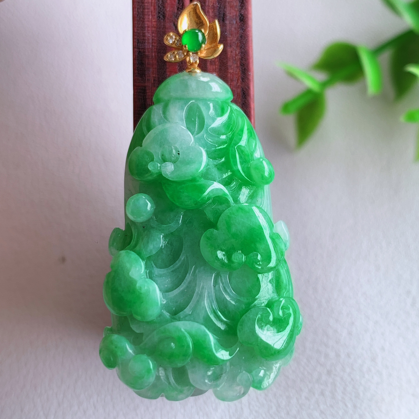 18k金伴钻冰润飘阳绿白菜吊坠  玉质细腻，巧雕白菜，叶脉纹理细密，饱和紧密;茎叶粗壮有力，白菜”音通“百财”，“玉”通“遇”，合起来就是“遇百财”之意，寄予事业生活中财源广进，一帆风顺 W03.3 整体尺寸：43-21.5-10mm  裸石尺寸：34.5-21.5-10mm