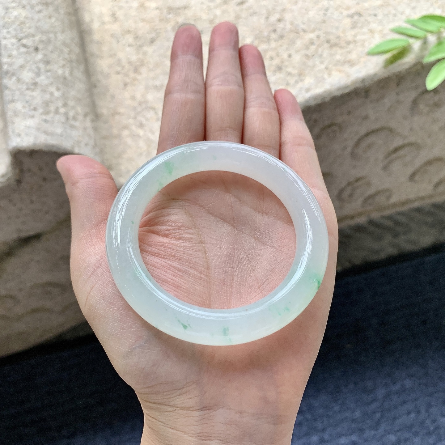 圆条50 51，圈口51.3/10/10，编码BA080402，冰糯飘绿，水润，种老，细腻，打灯有纹线