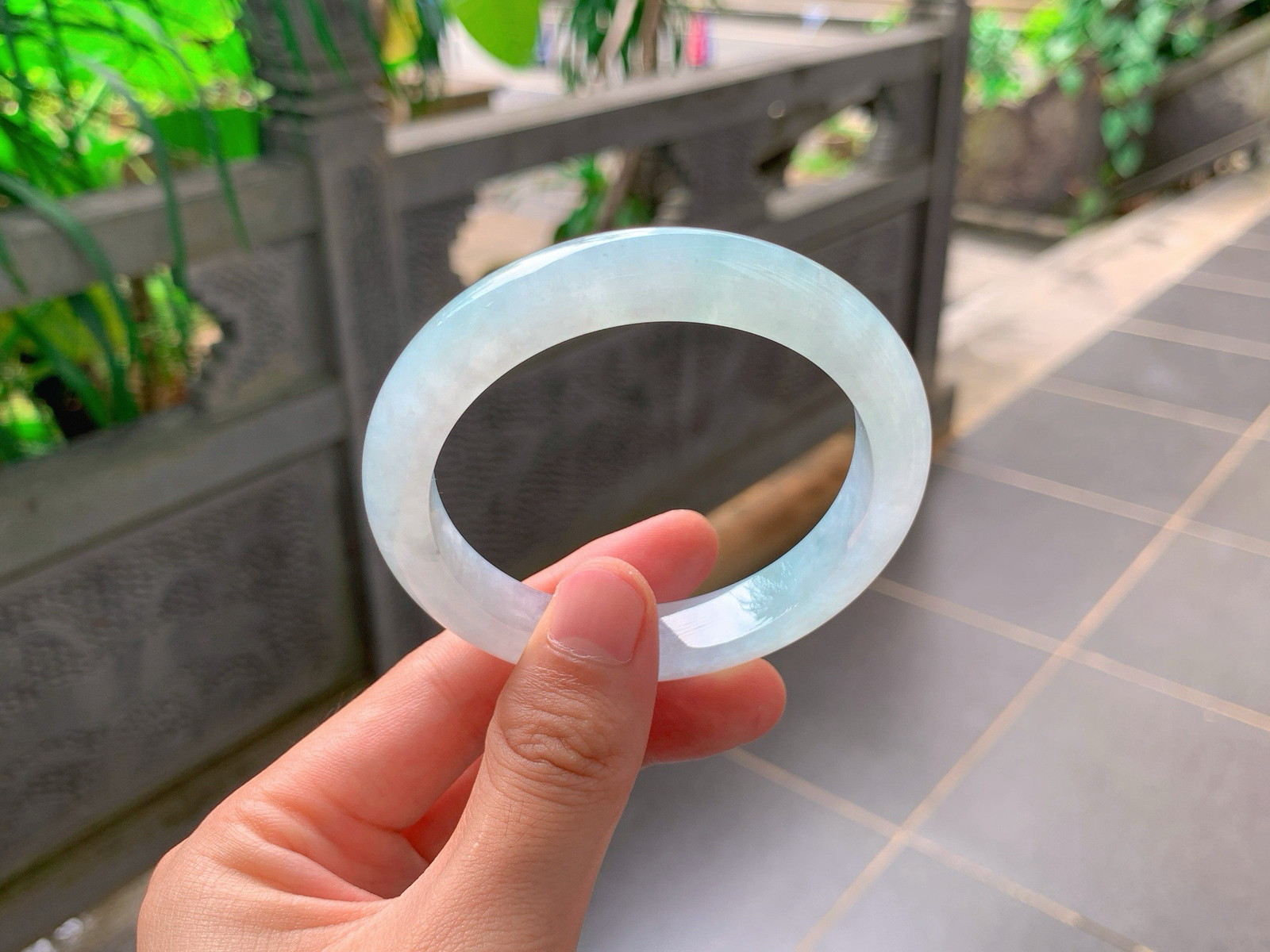 ｜57圈口
晴水平安镯
通透莹亮，柔光缓缓流淌，干净澄澈，素雅清冷，简约大方，