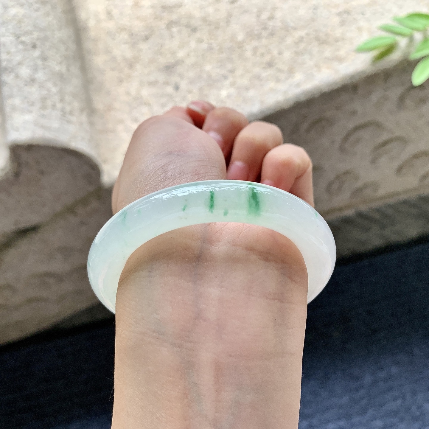 圆条50 51，圈口51.3/10/10，编码BA080402，冰糯飘绿，水润，种老，细腻，打灯有纹线