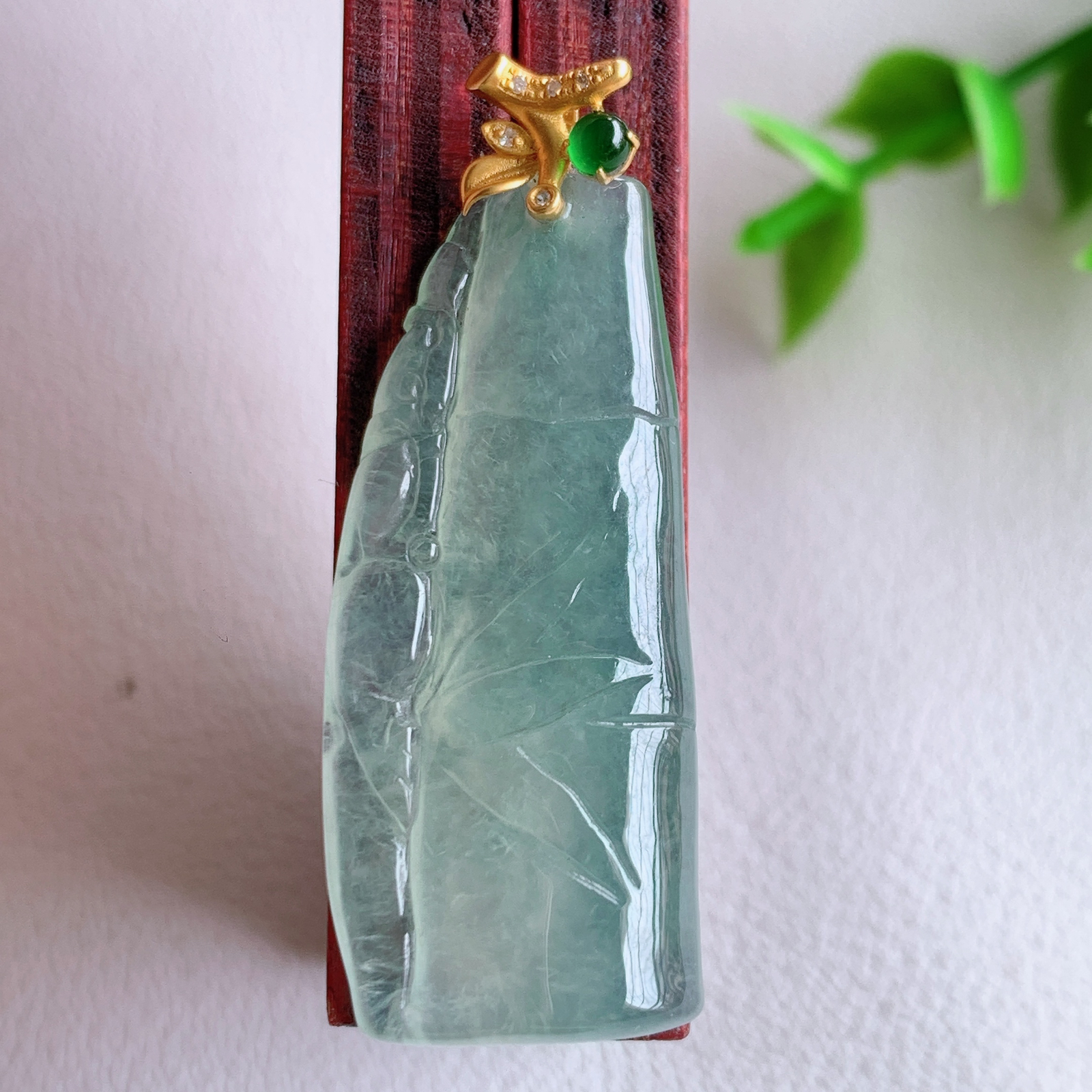 18k金伴钻冰润竹节翡翠吊坠，寓意“节节高升，官运亨通，前程似锦”竹节比喻美好品德，君子比德于玉，清秀高雅  W 03.3 整体尺寸：38.5-14.5-5.3mm  裸石尺寸：33.5-14.5-5.3mm