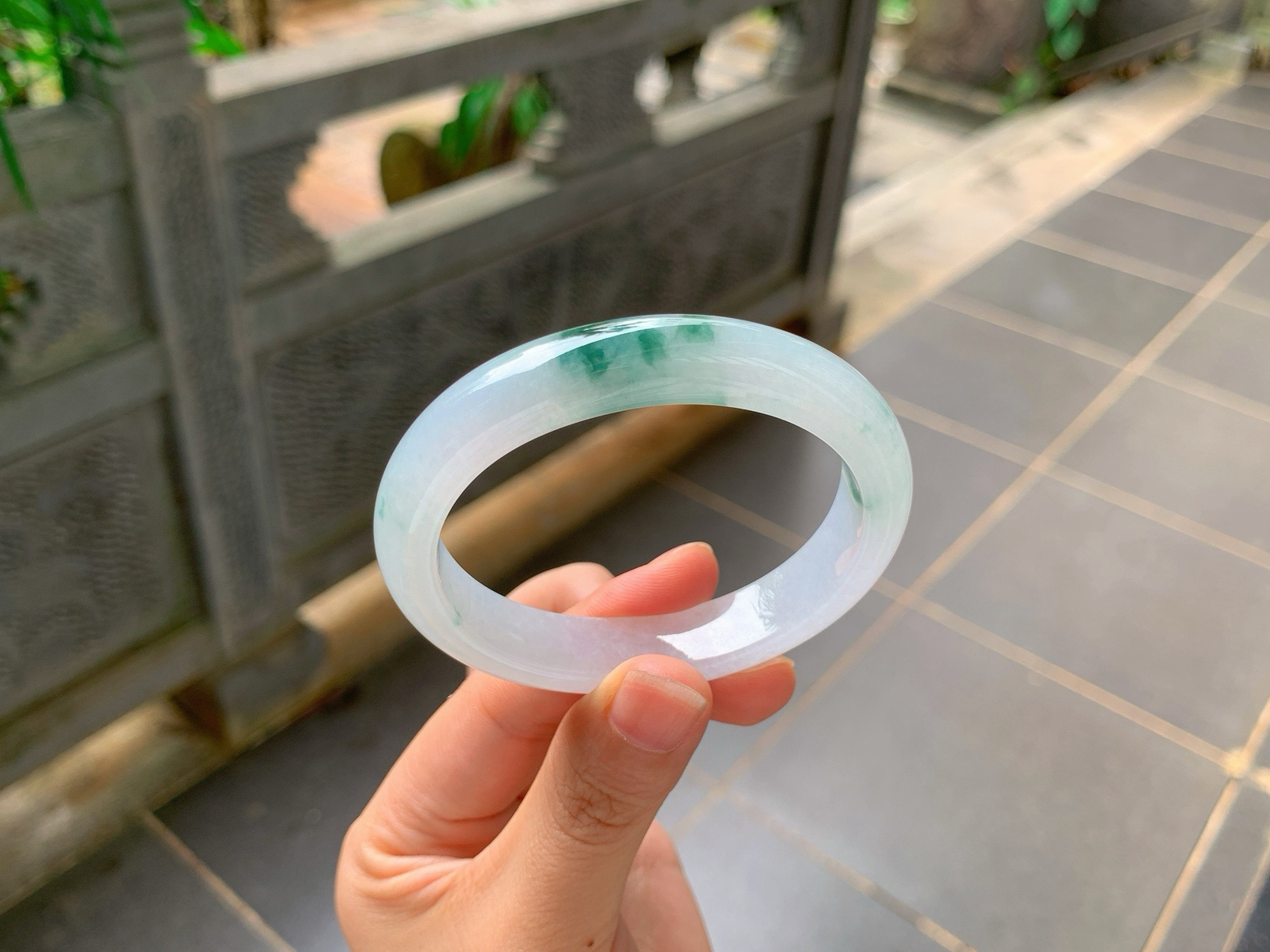 ｜54圈口
白冰飘花贵妃镯
一抹浓绿悠然晕染于冰底，花色灵动写意，种水通透干净