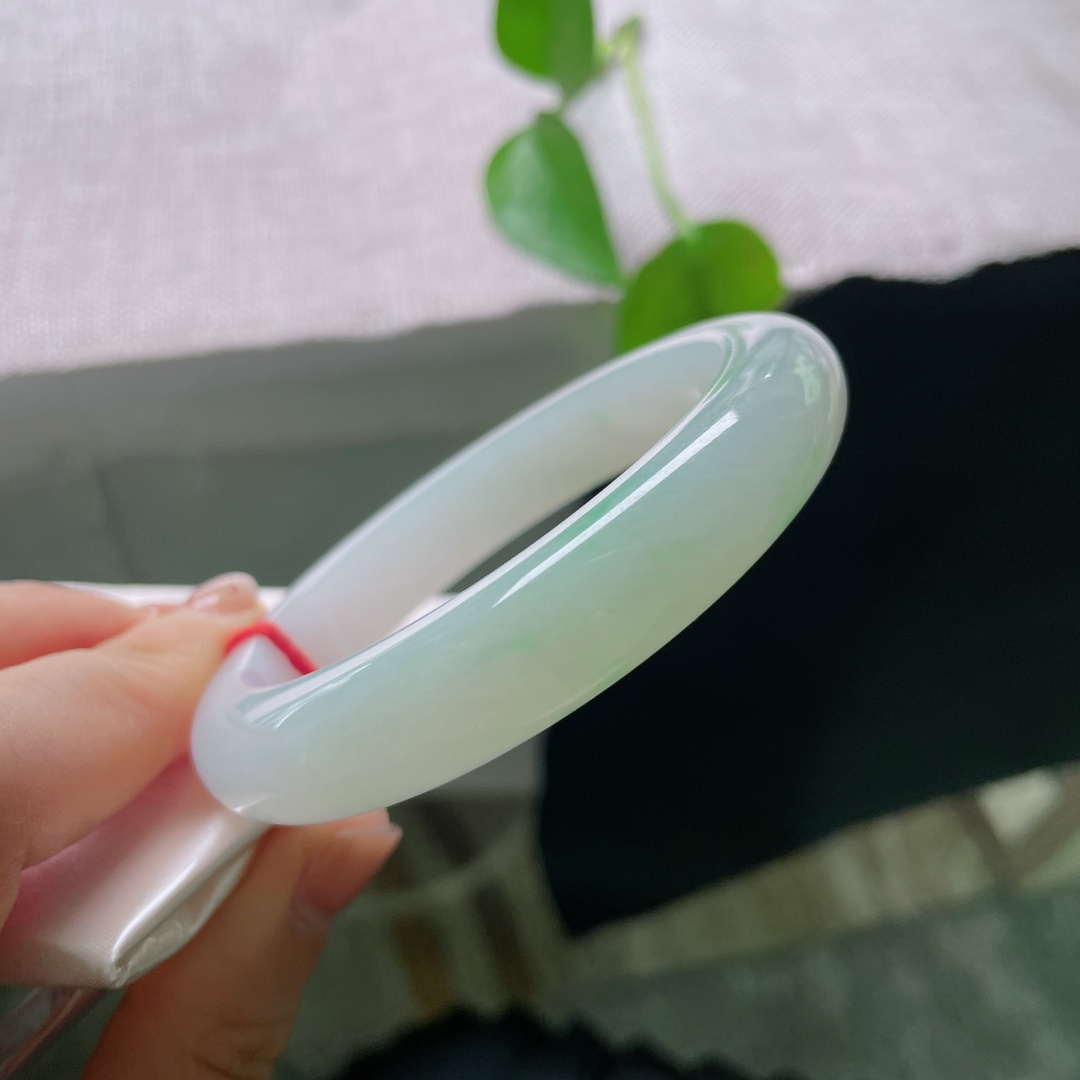 56.8/11.3/7.9，飘绿正圈，无裂，冰底清透如玉，一抹浅翠静落镯底，似远山浮于薄雾之间，清素柔和，自带静谧空灵的气韵。ss56943a