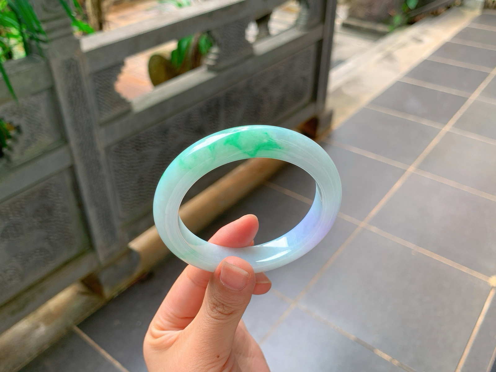 ｜57圈口
渐变春彩福镯
柔紫漫染镯底，翠色悠然流淌，紫与绿温柔相融，如梦似幻，