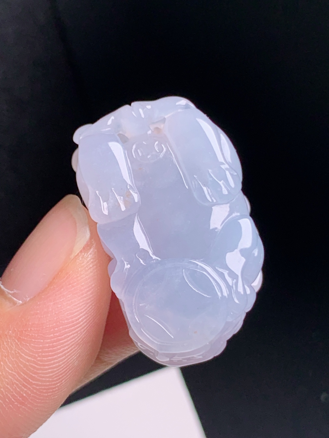 冰黄翡貔貅，雕工灵动，质地细腻，招财纳福