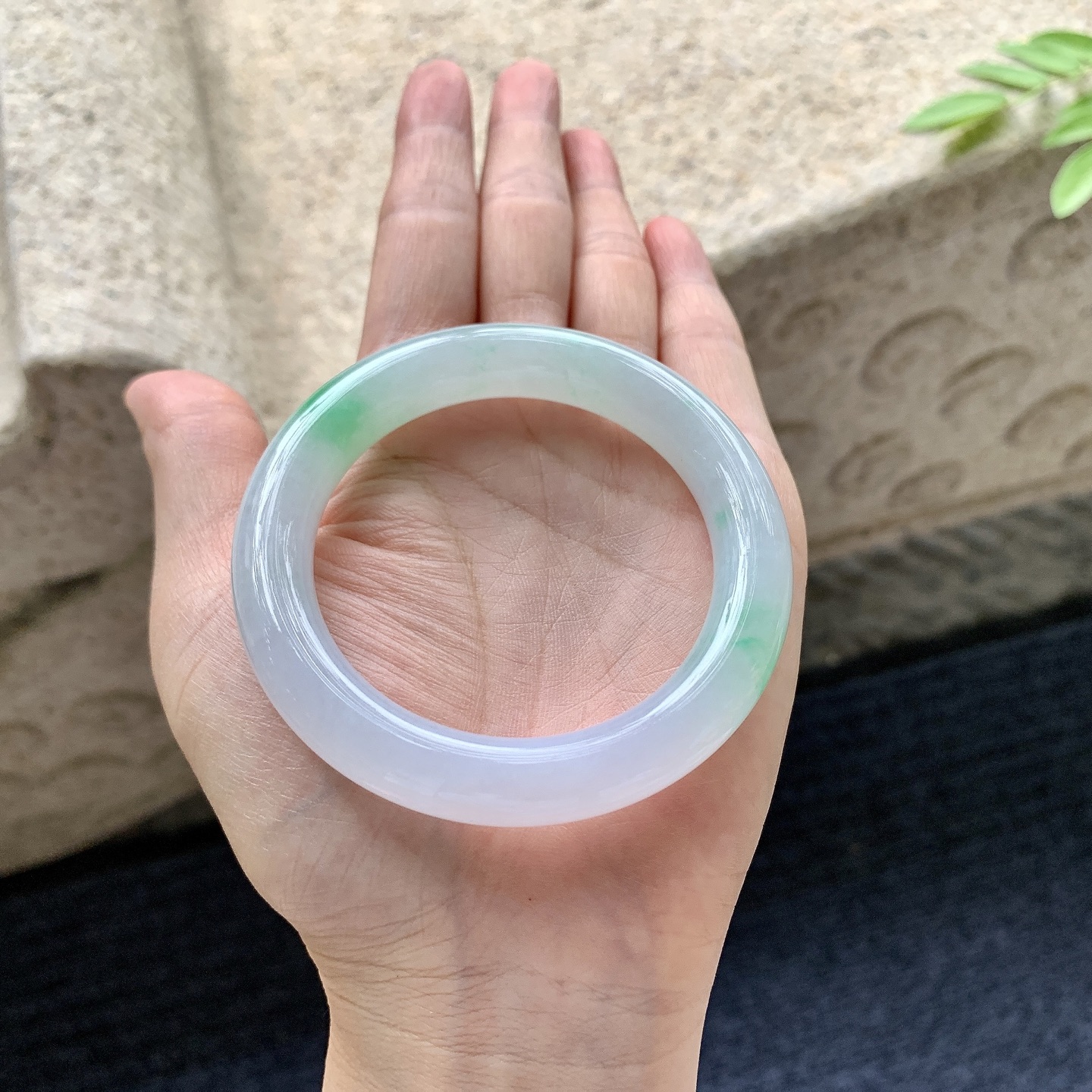圆条50 51，圈口51.7/10.5/10，编码G7080403，描述冰糯春彩，水润，种老，细腻，无裂。