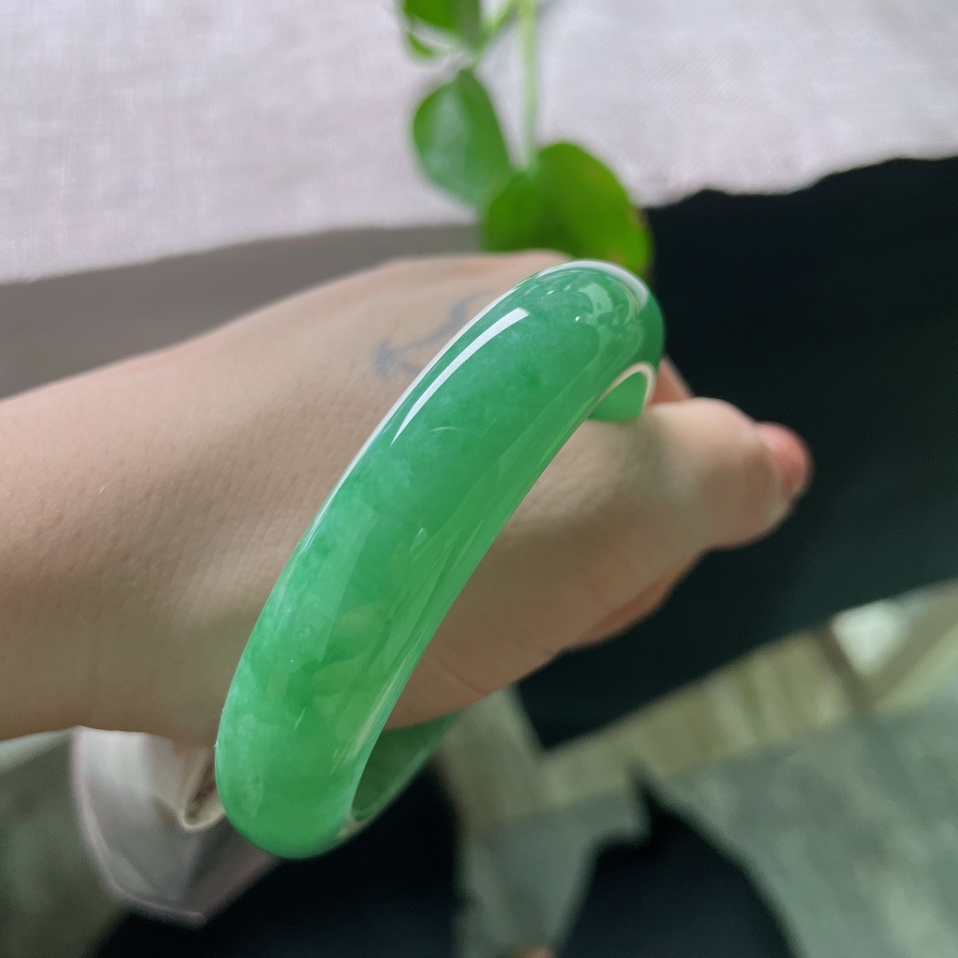 54.6/13.5/8.9，满绿正圈，无裂，通透细腻，鲜活翠色如云絮般环绕镯身，光泽明艳大气，灵气贵气相融，上手超提气质。ss56319a