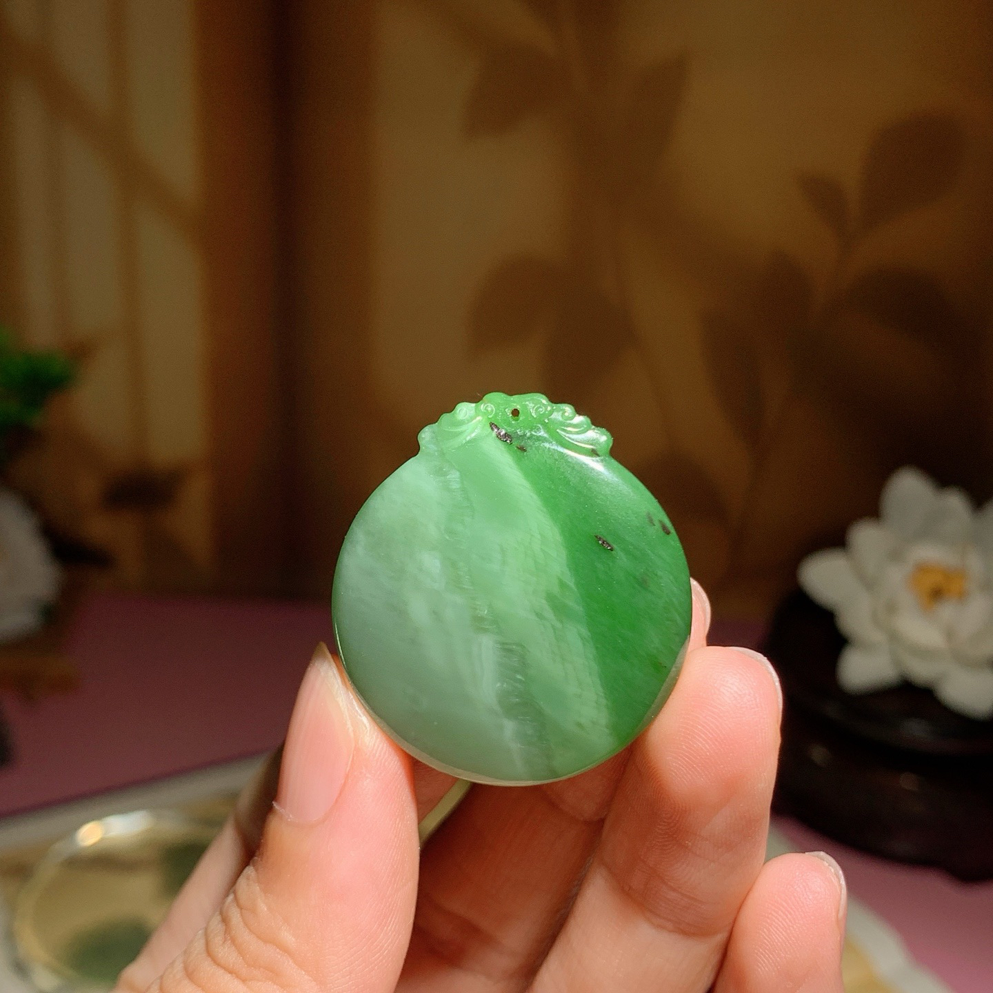 和田玉俄罗斯碧玉阳绿猫眼平安无事圆牌挂件！尺寸34/30/9重17克 玉质细腻油润 底色纯净 脂粉好