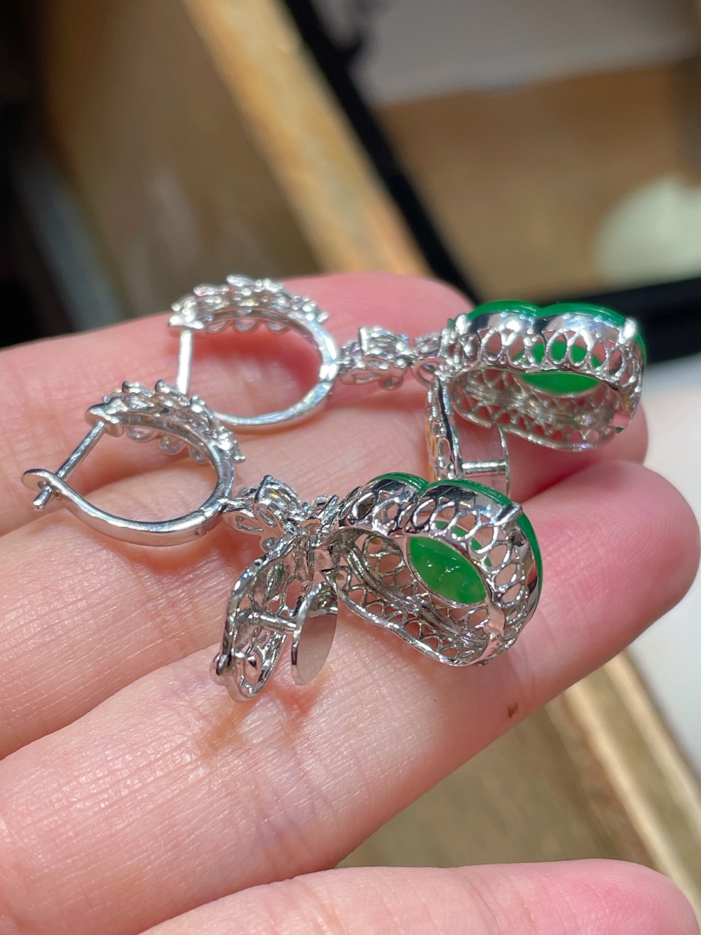 精品辣绿葫芦耳环，满色水头足，这款很时尚，18k真金真钻镶嵌，料子饱满细腻，种水，15.2-12.7-4.2