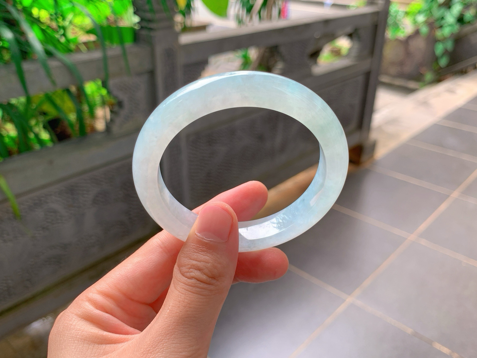 ｜58圈口
晴水平安镯
清浅冰晴底色，干净素雅不张扬，自带清冷柔和的氛围感