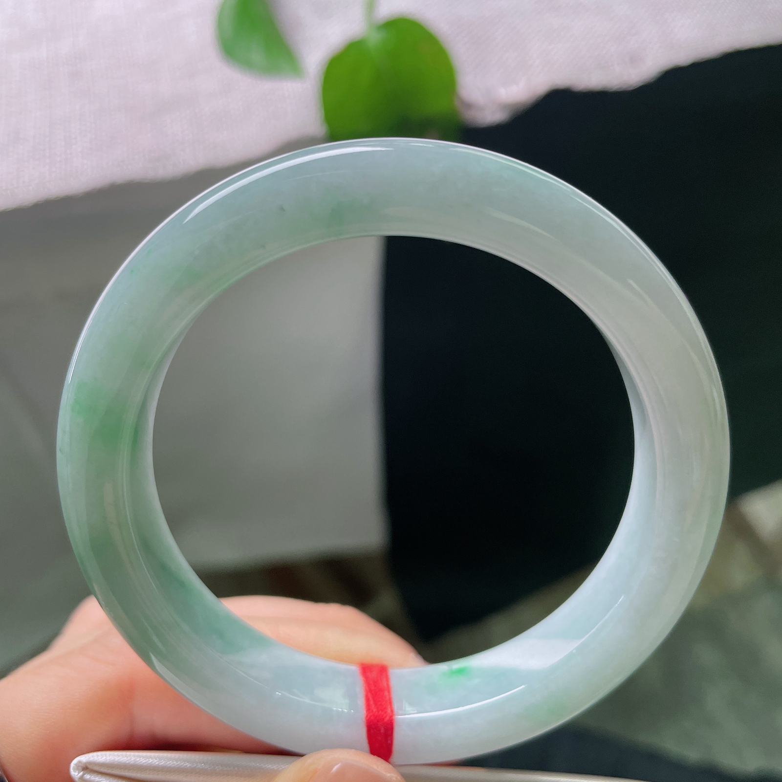 特惠活动#55.7/11.4/8.8，绿底正圈，一点皮纹，几抹翠色悠然晕染，似烟雨江南，远山含翠，一缕青绿漫过玉环，诗意藏于腕间。ss56711a