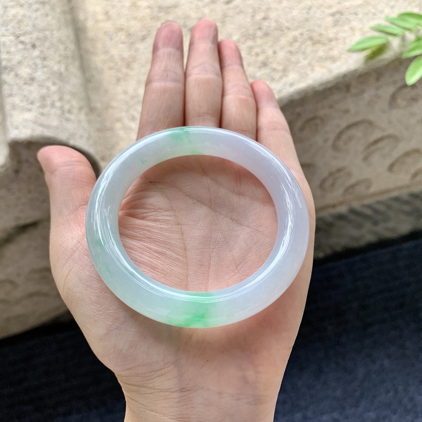 圆条50 51，圈口51.7/10.5/10，编码G7080403，描述冰糯春彩，水润，种老，细腻，无裂。