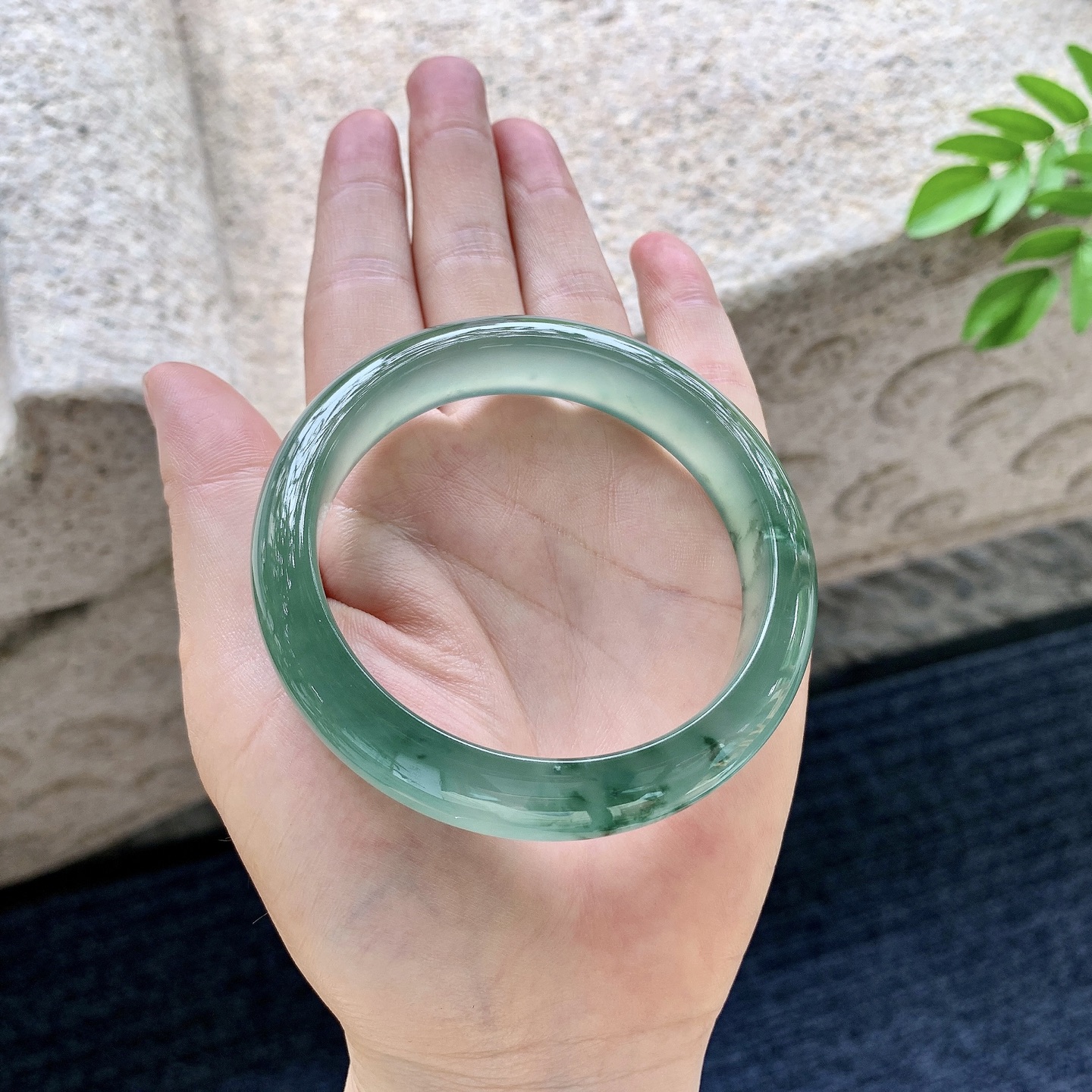 正圈56 57，圈口57.1/13.1/8.1，编码HW080519，冰油绿飘花，清透，水润，种老，细腻，无裂。