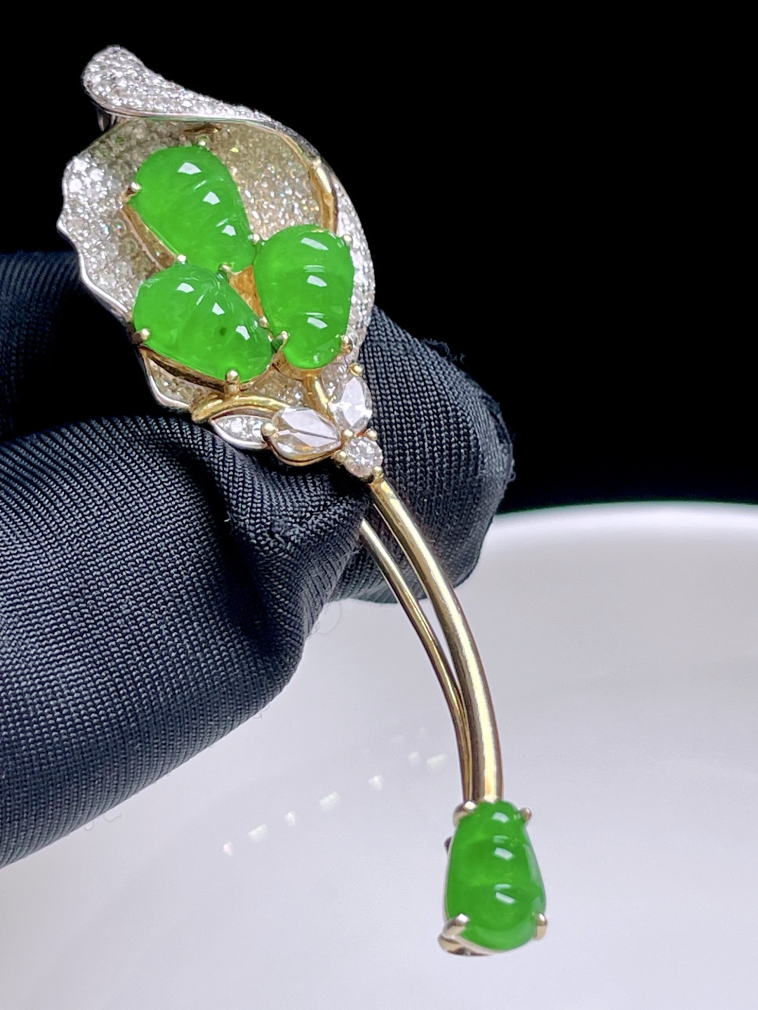 ️ 冰种阳绿福豆胸针 色泽鲜艳，种老水润，18k金镶嵌 整体：45 裸石：6.8/4.5
