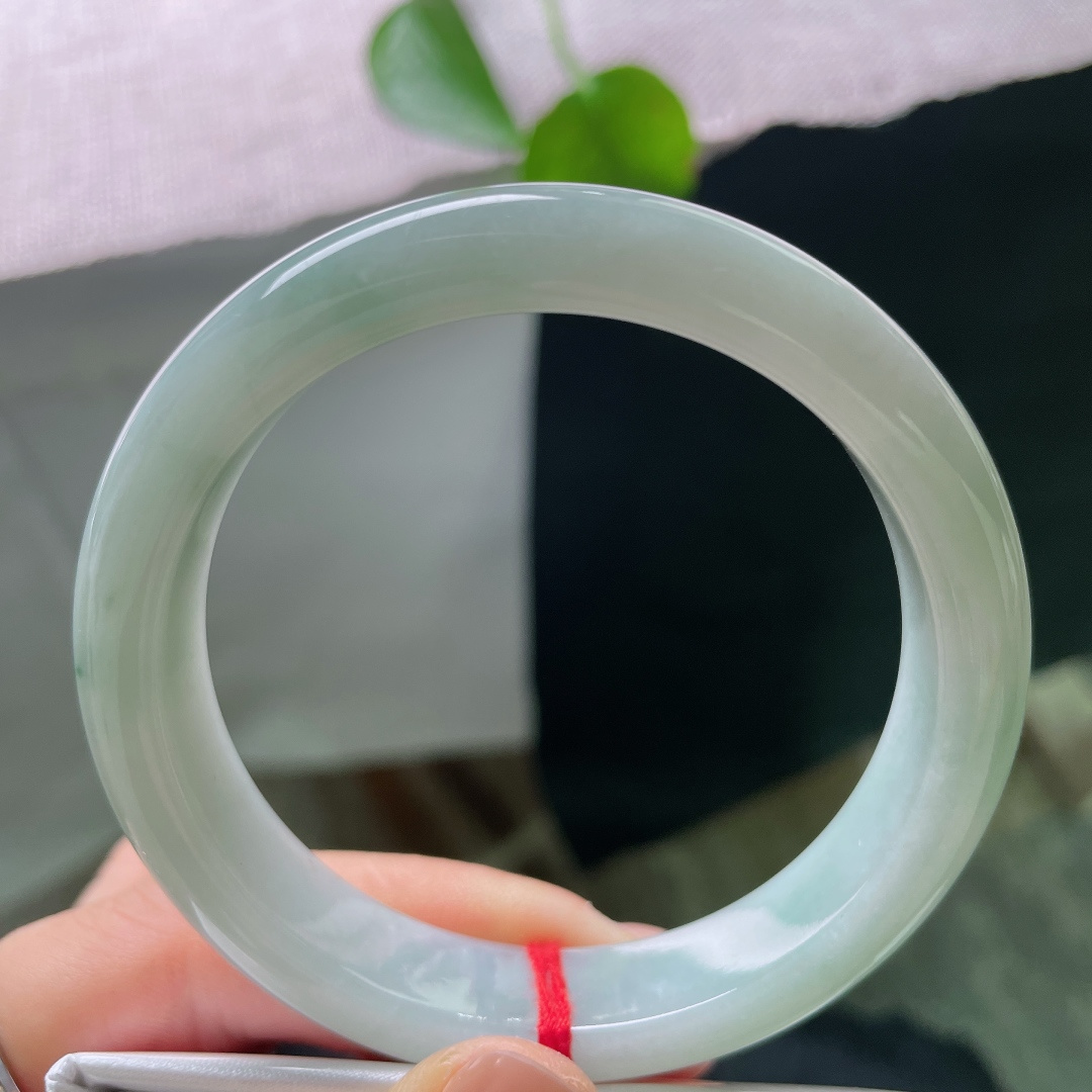 绿底正圈，无裂，晴底飘翠翡翠镯，玉质细腻水润，颜色淡雅耐看，日常佩戴百搭不挑人。ss56908a