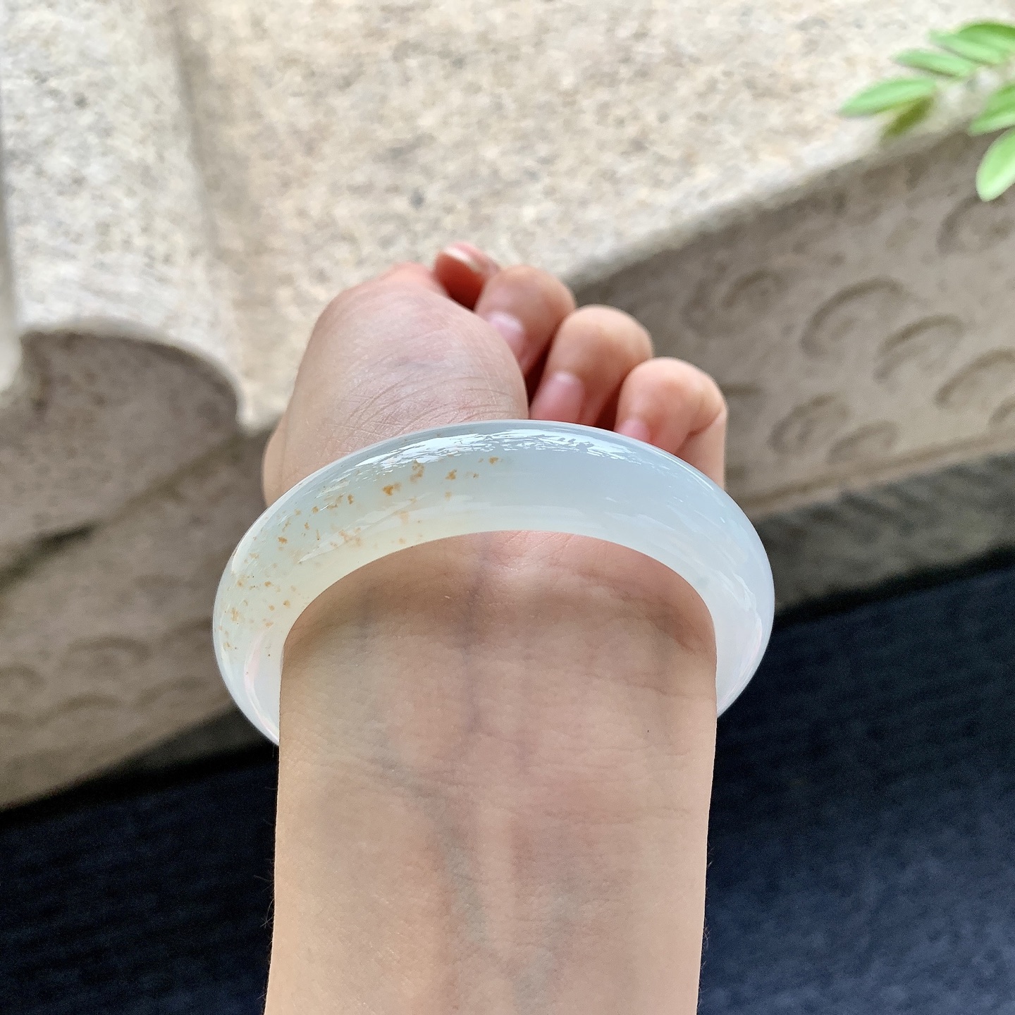 正圈52 53，圈口53.4/12.8/8.5，编码H9080412，冰糯飘黄翡，水润，种老，细腻，打灯有棉线