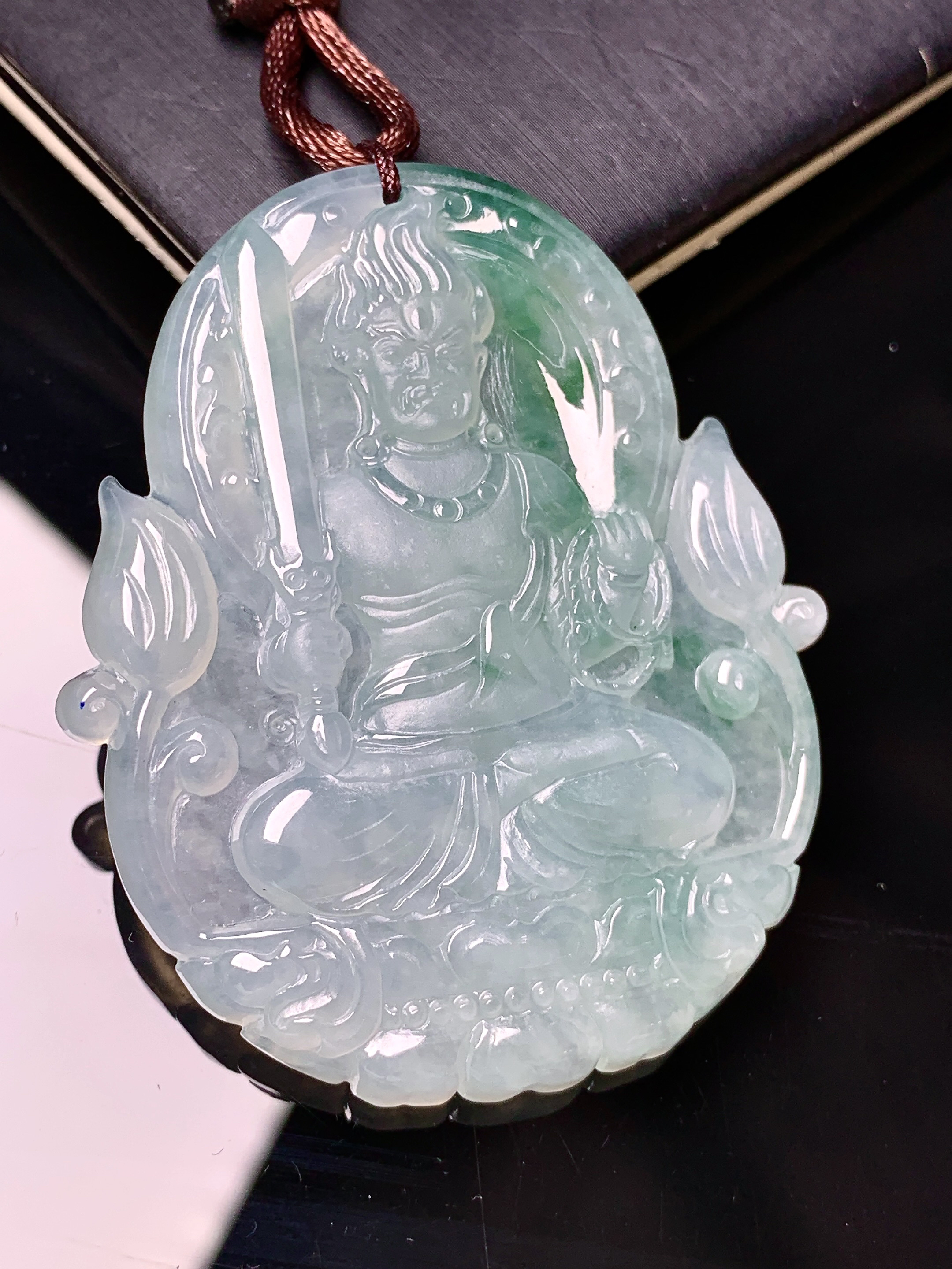 飘绿不动明王吊坠 玉质细腻 色泽艳丽清新 水润亮眼 整体尺寸50.2*41.5*5 b2