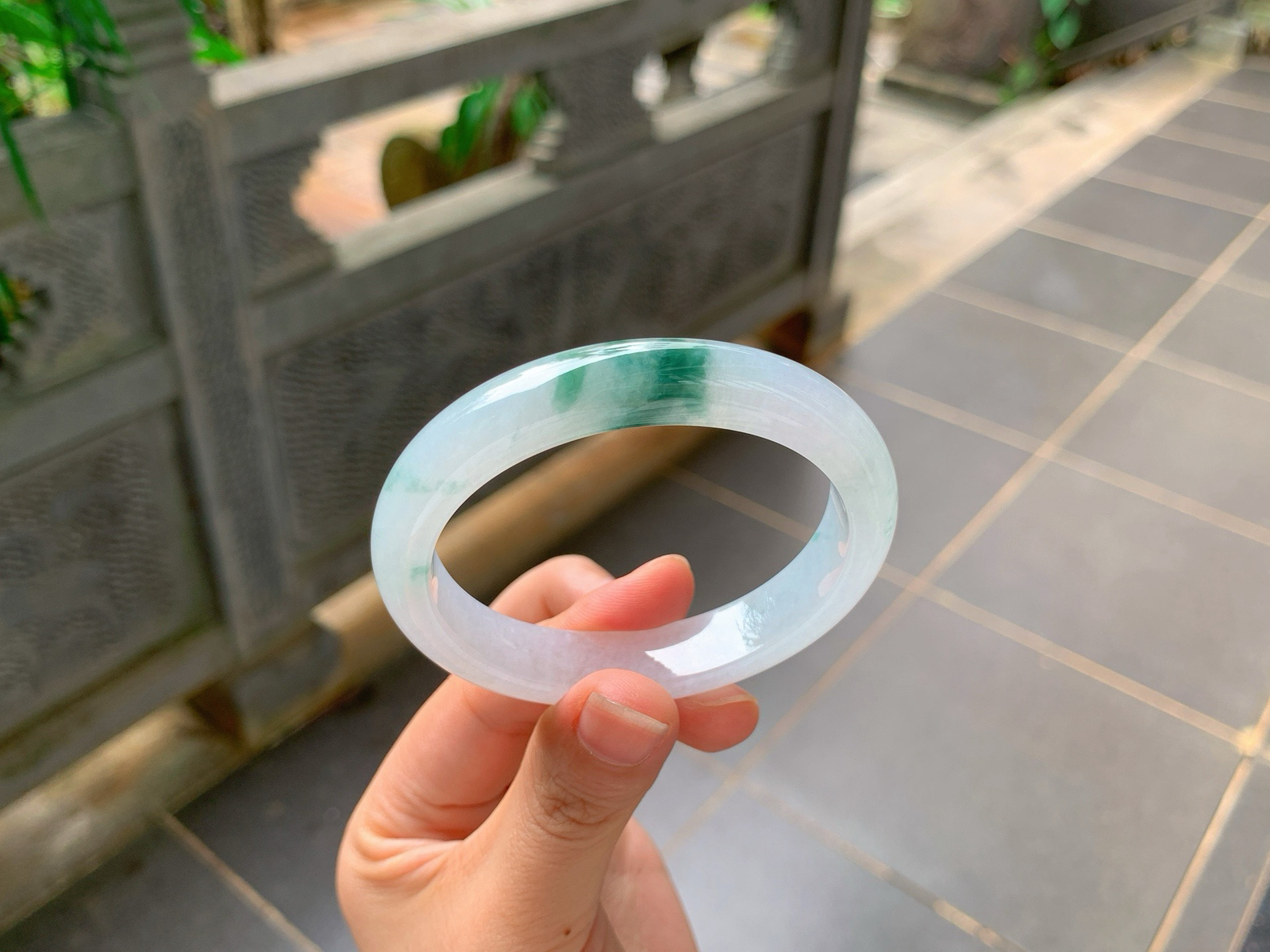 ｜54圈口
白冰飘花贵妃镯
一抹浓绿悠然晕染于冰底，花色灵动写意，种水通透干净