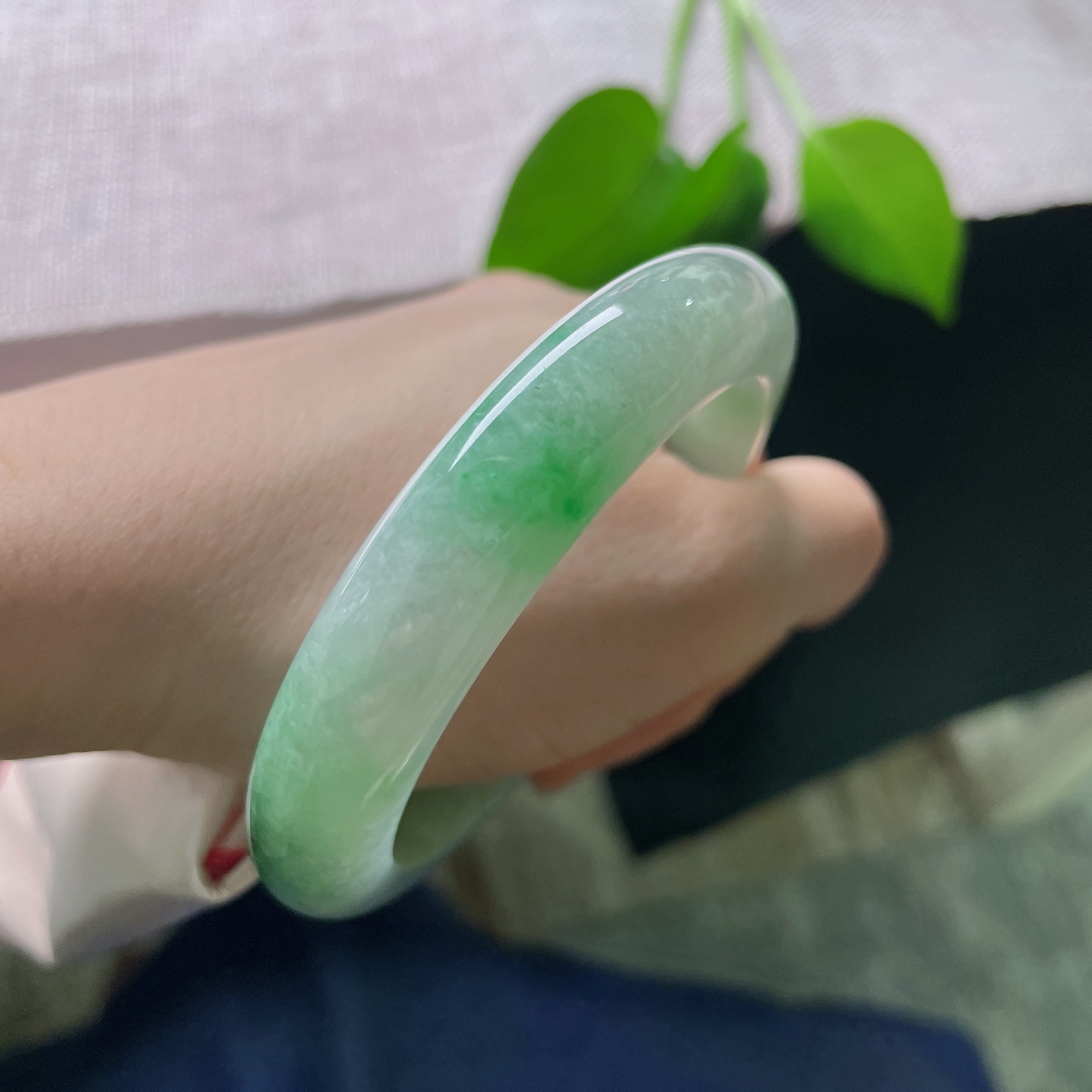 特惠活动#58.1/12.2/9.8，飘绿正圈，皮纹，2. 清玉浮绿，深浅绿意层次自然，上手温婉大气，裹挟着独属于山野绿意的温柔灵气。ss56769a