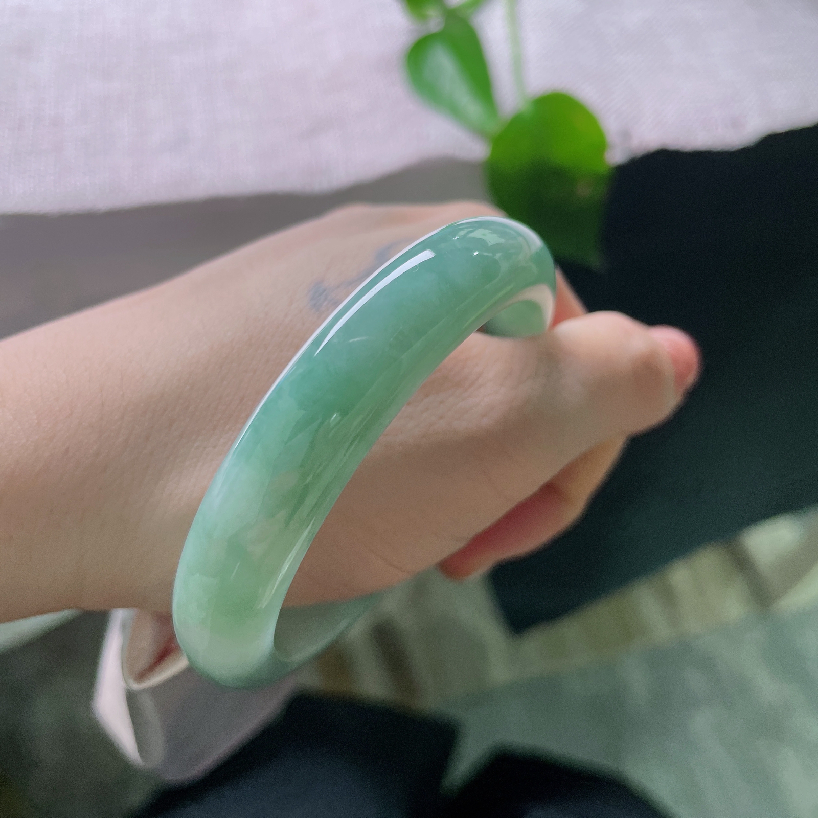 特惠活动#55.2/12.2/7.9，油绿正圈，完美，细腻柔和，肉质致密细腻，水头通透温润，糯胶感丰盈，上手冰润清凉。ss56469a