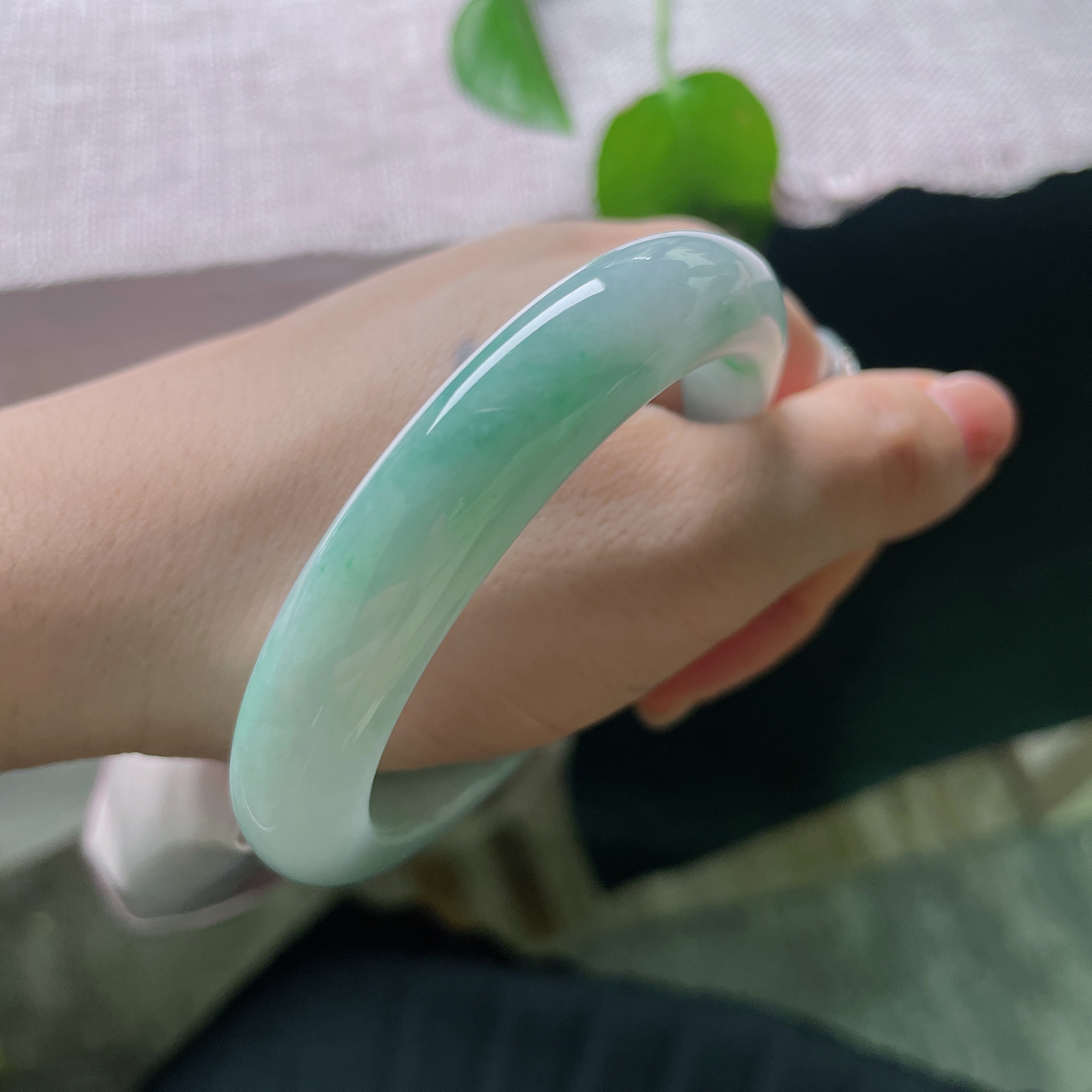 特惠活动#55.7/11.4/8.8，绿底正圈，一点皮纹，几抹翠色悠然晕染，似烟雨江南，远山含翠，一缕青绿漫过玉环，诗意藏于腕间。ss56711a