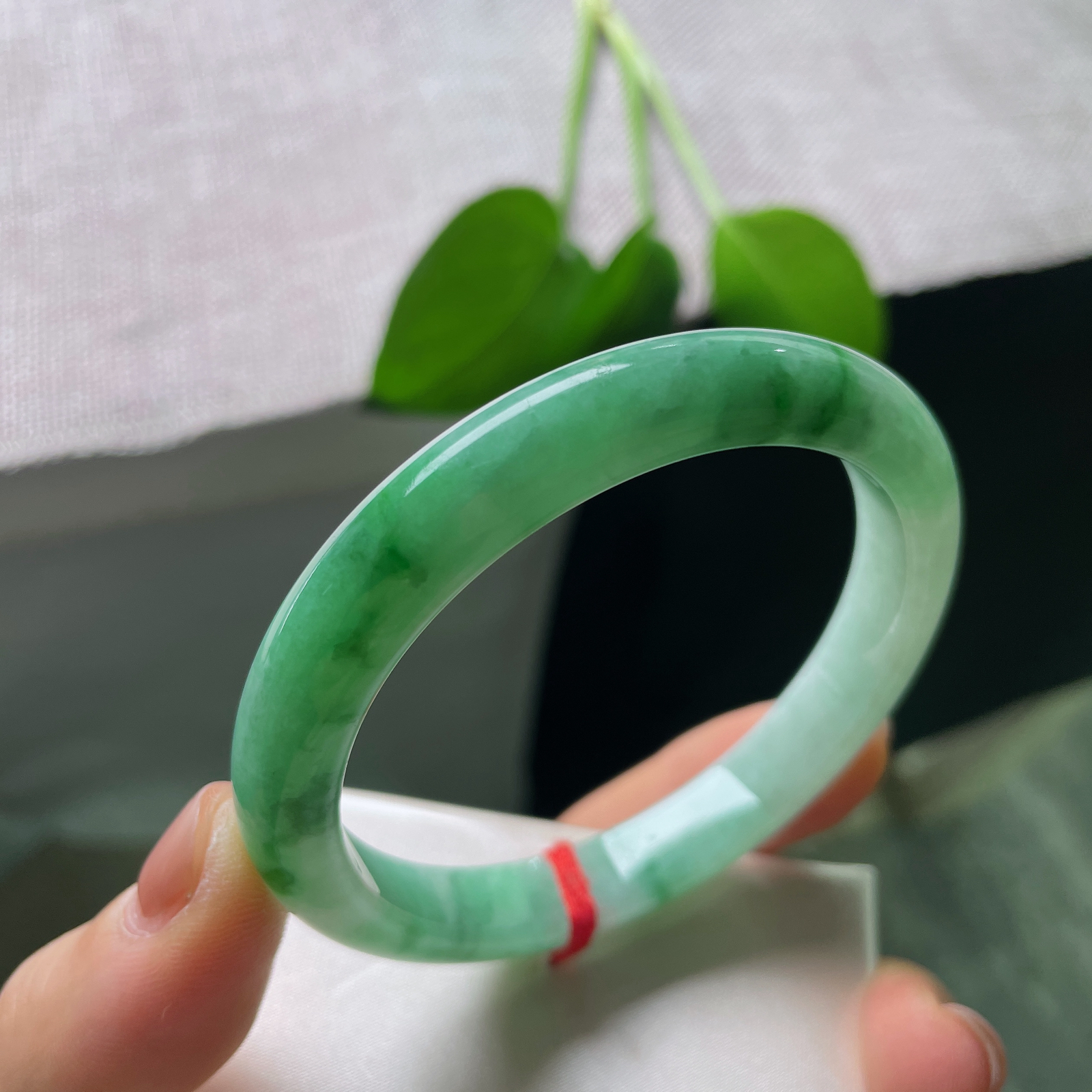 特惠活动#56/9.4/7.6，飘花正圈，皮纹，灵动的绿飘花顺着镯身自然绵延，疏密错落，好似云烟漫过青山，绿意温柔不张扬，上手衬得气质温婉恬静，ss56972a