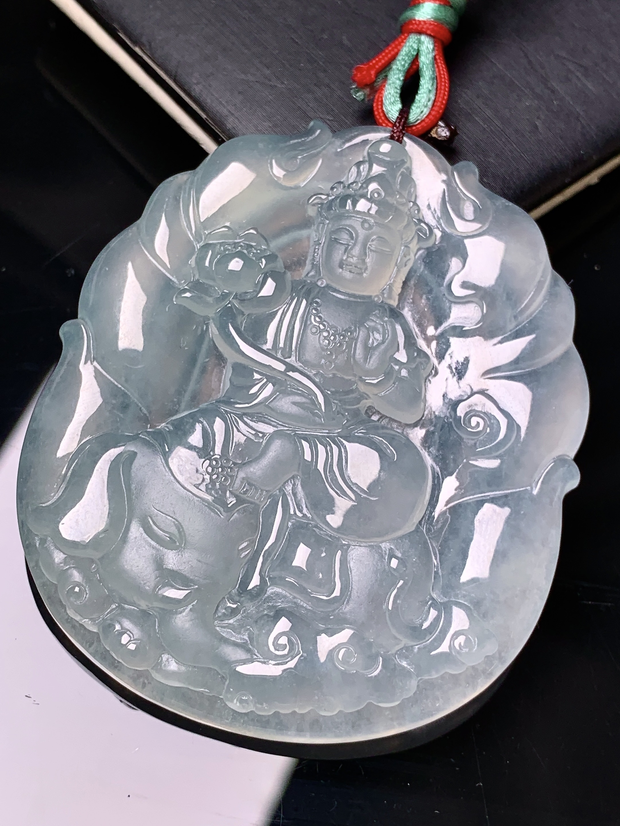 冰种普贤观音菩萨吊坠 玉质细腻 色泽艳丽清新 水润亮眼 整体尺寸51.5*43.2*6 b2