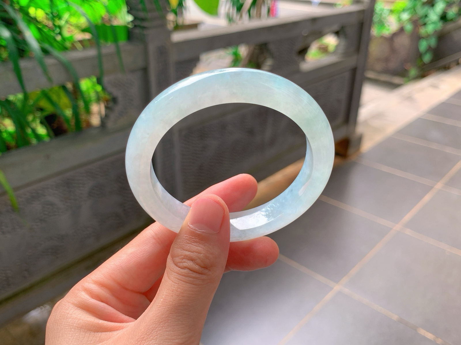 ｜58圈口
晴水平安镯
清浅冰晴底色，干净素雅不张扬，自带清冷柔和的氛围感