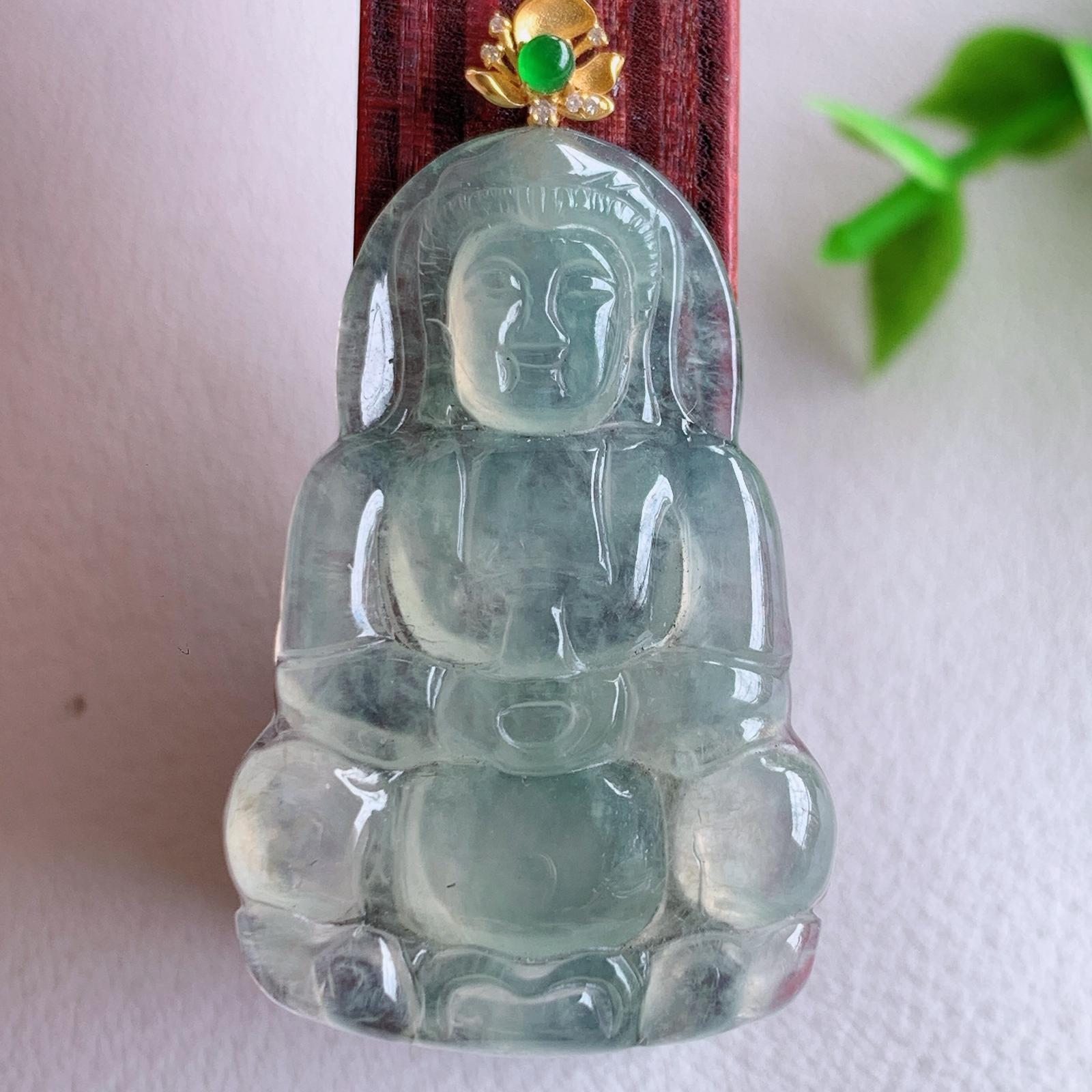18k金扣冰润精雕观音吊坠，法相端庄大气，工艺精湛，种色浓郁，细腻饱满冰润，种老水足，收藏佳品，佩戴大气  W03.3   尺寸：33-21.8-3.8mm