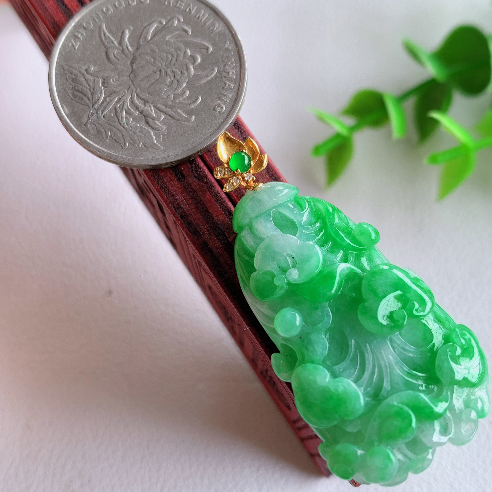 18k金伴钻冰润飘阳绿白菜吊坠  玉质细腻，巧雕白菜，叶脉纹理细密，饱和紧密;茎叶粗壮有力，白菜”音通“百财”，“玉”通“遇”，合起来就是“遇百财”之意，寄予事业生活中财源广进，一帆风顺 W03.3 整体尺寸：43-21.5-10mm  裸石尺寸：34.5-21.5-10mm