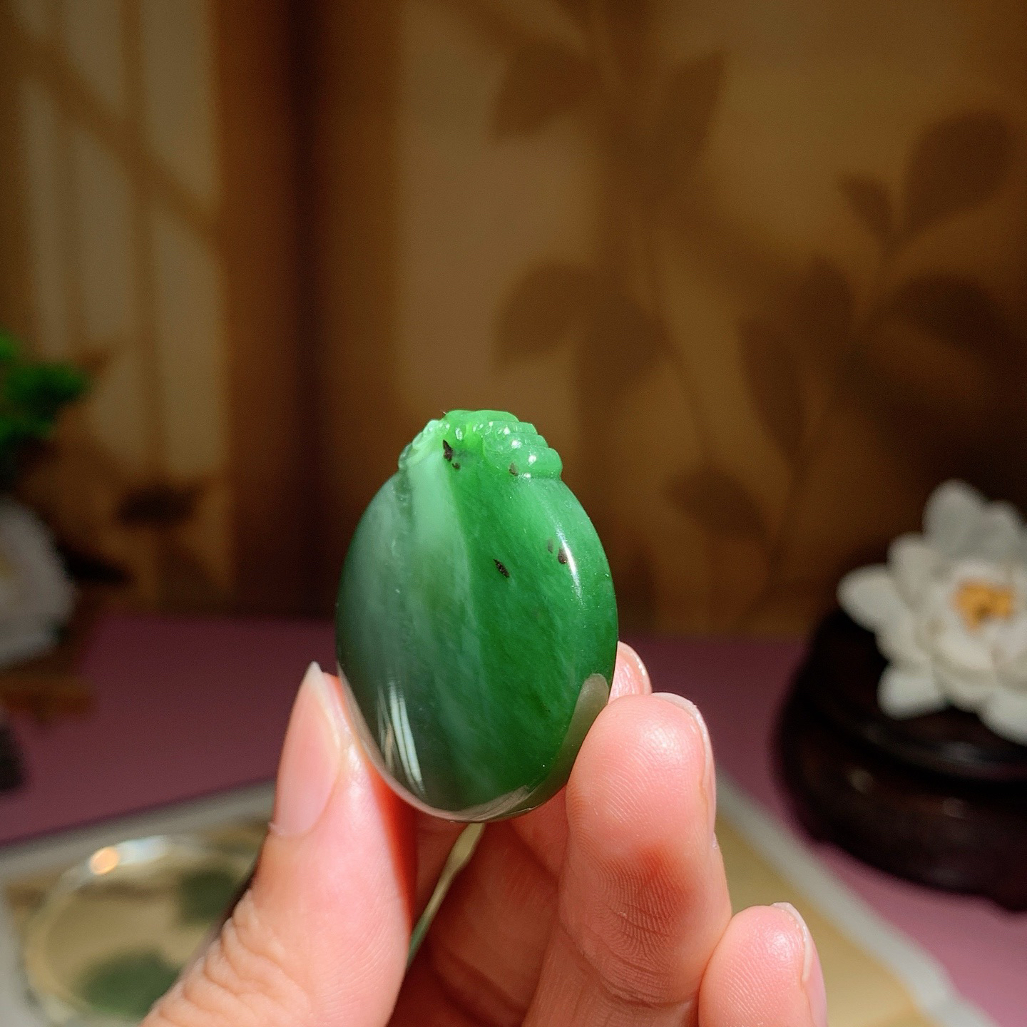 和田玉俄罗斯碧玉阳绿猫眼平安无事圆牌挂件！尺寸34/30/9重17克 玉质细腻油润 底色纯净 脂粉好