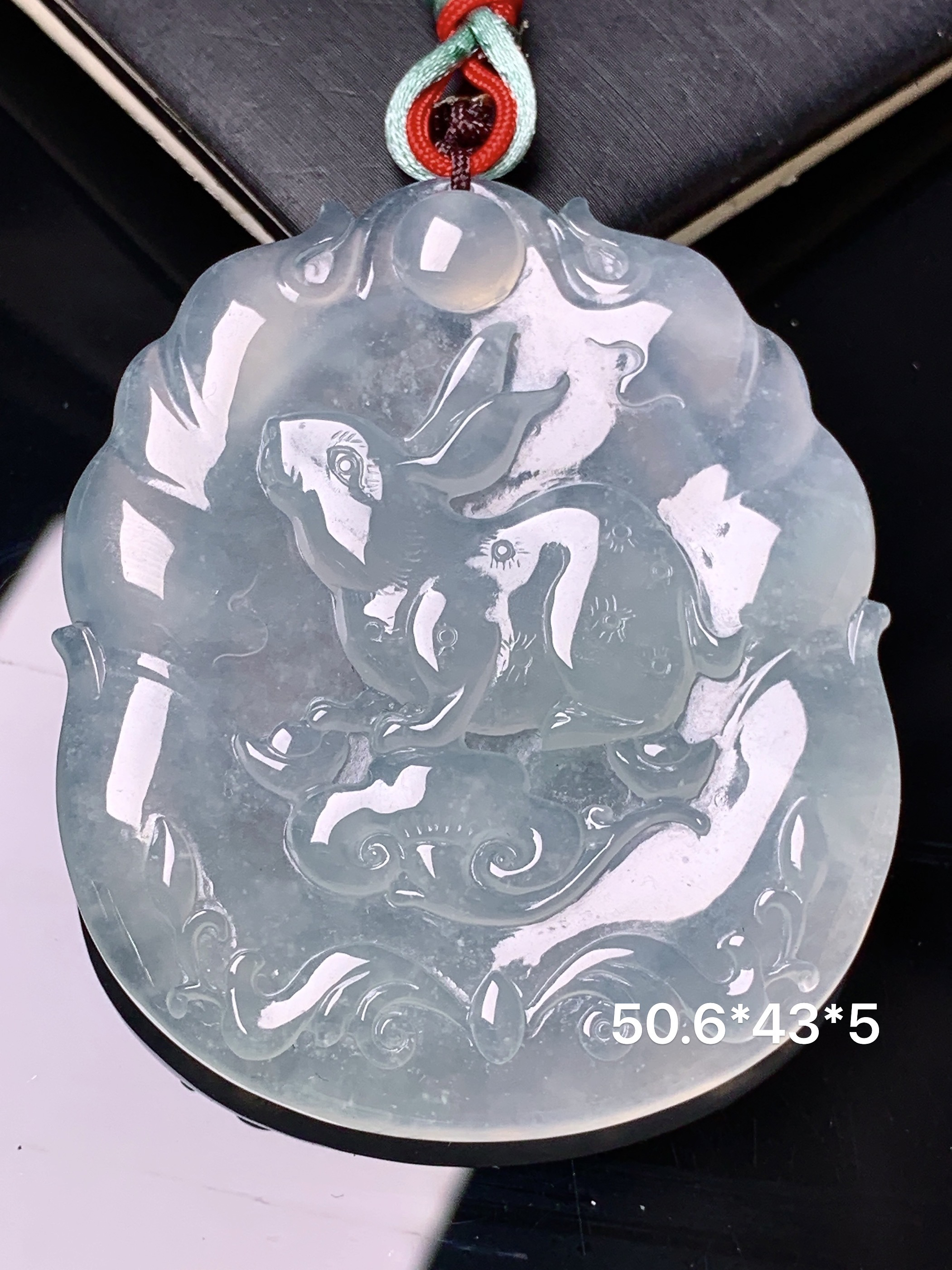冰种生肖兔牌 玉质细腻 色泽艳丽清新 水润亮眼 整体尺寸50.6*43*5 b2