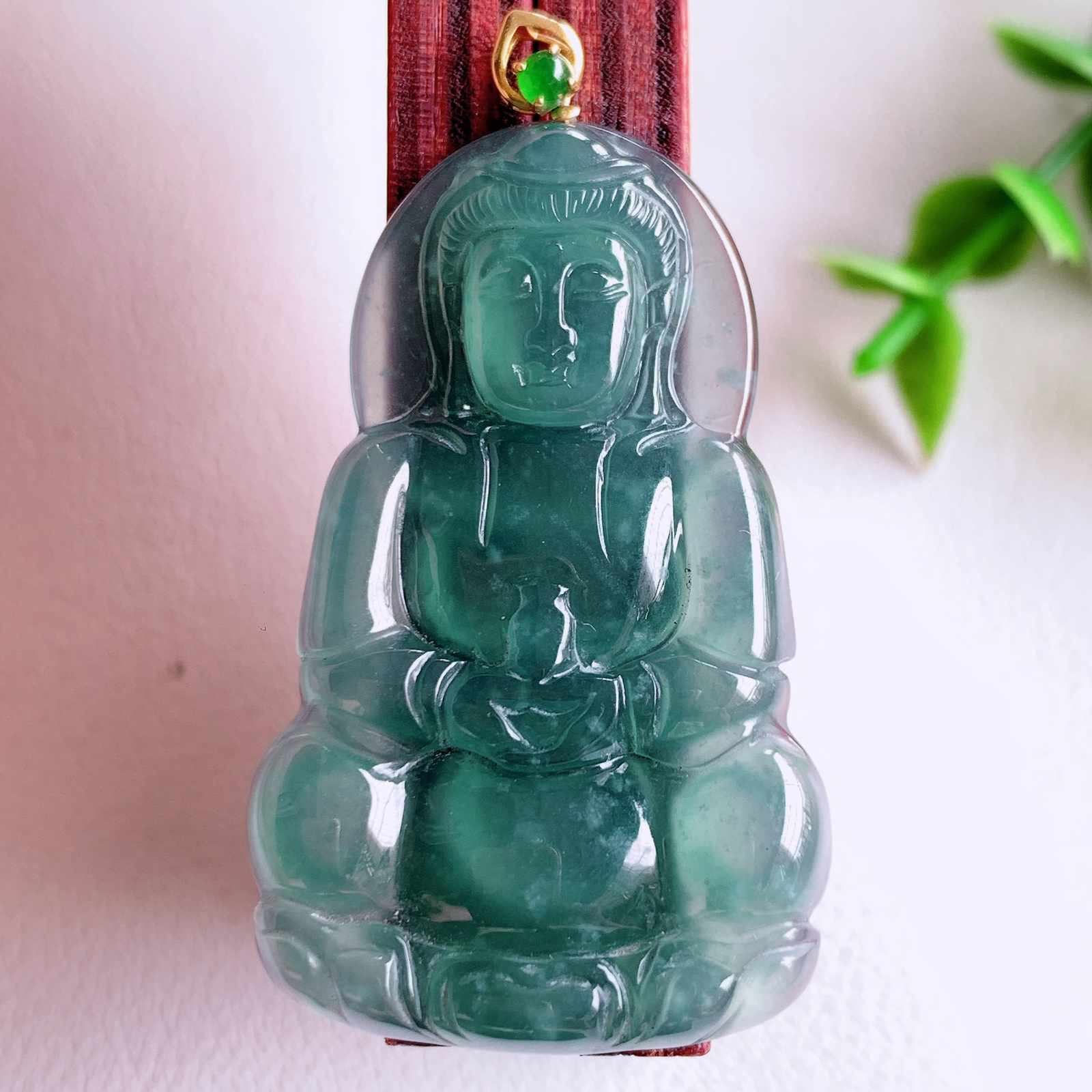 18k金扣蓝冰精雕观音吊坠，法相端庄大气，工艺精湛，种色浓郁，细腻饱满冰润，种老水足，收藏佳品，佩戴