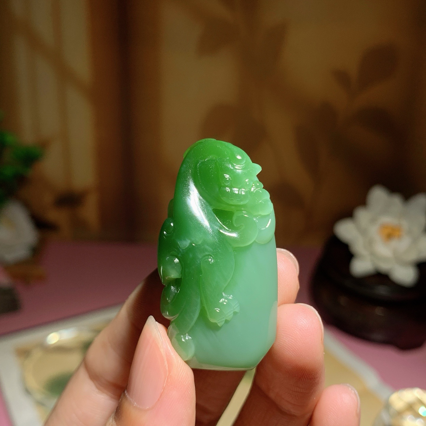 和田玉俄罗斯碧玉阳绿府上有龙挂件！尺寸42/22/12重20克 玉质细腻油润 底色纯净 脂粉好，品质