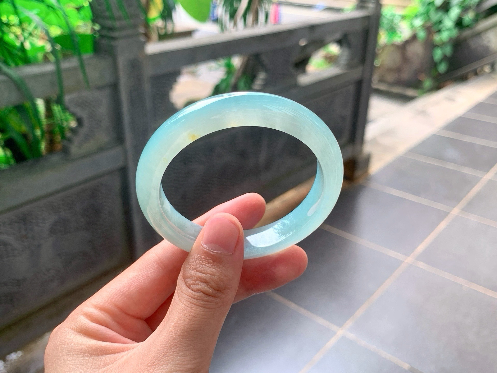｜56圈口
晴水平安镯
种水通透莹润，纯色干净澄澈，上手清冷大气，氛围感拉满，