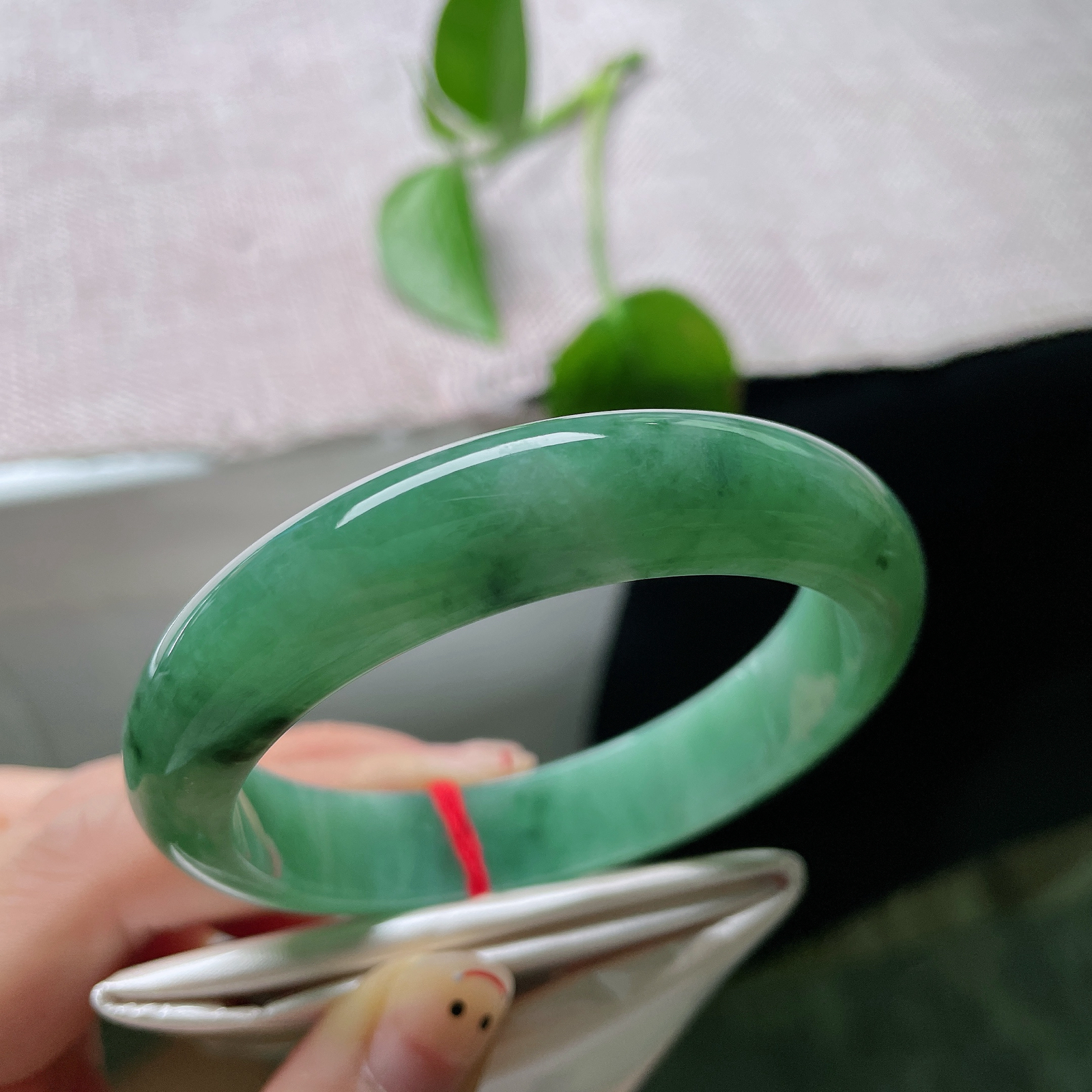 特惠活动#56/12.6/7.9，绿底正圈，一点皮纹，水润度饱满丰盈，镯体莹亮起柔和水光。ss56364a