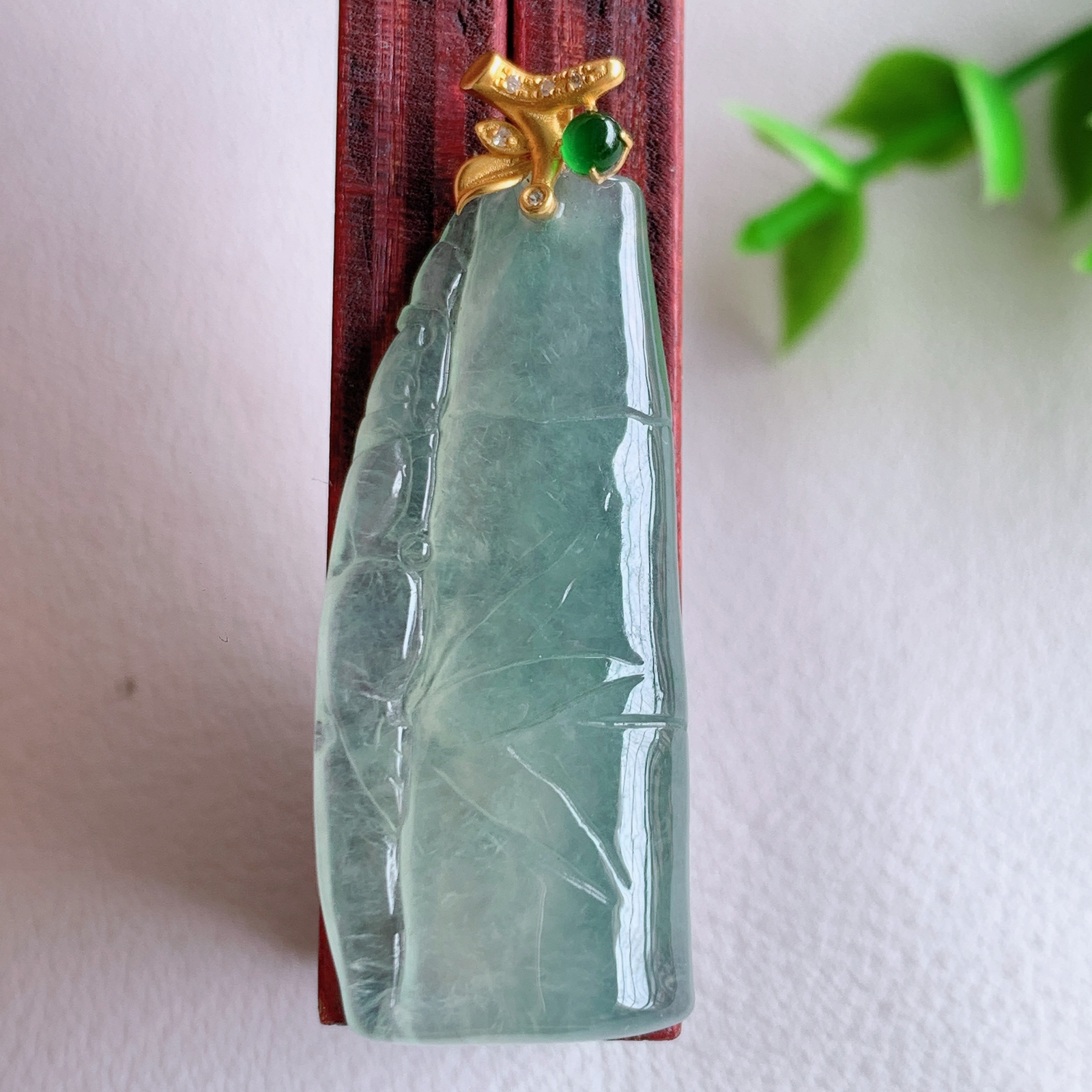 18k金伴钻冰润竹节翡翠吊坠，寓意“节节高升，官运亨通，前程似锦”竹节比喻美好品德，君子比德于玉，清
