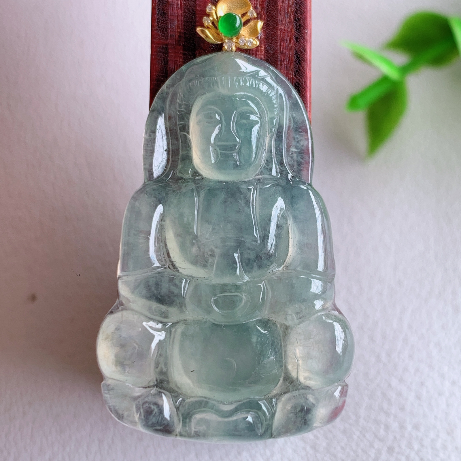 18k金扣冰润精雕观音吊坠，法相端庄大气，工艺精湛，种色浓郁，细腻饱满冰润，种老水足，收藏佳品，佩戴大气  W03.3   尺寸：33-21.8-3.8mm