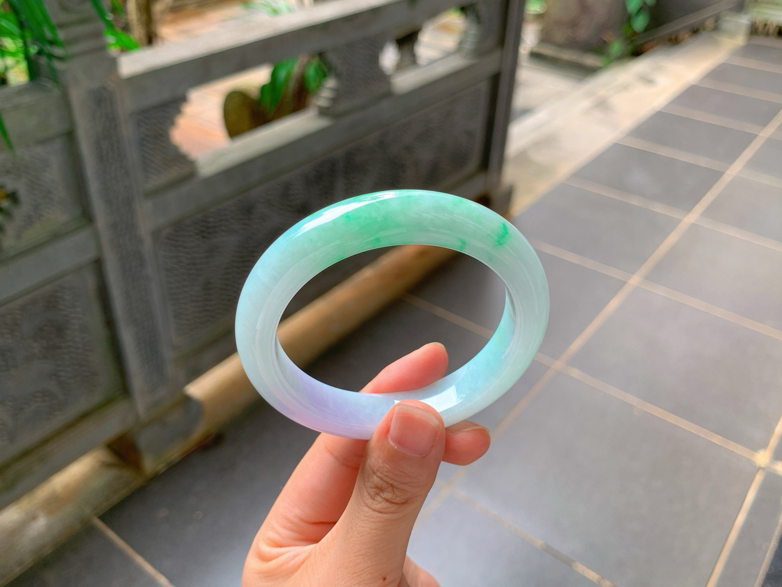 ｜57圈口
渐变春彩福镯
柔紫漫染镯底，翠色悠然流淌，紫与绿温柔相融，如梦似幻，