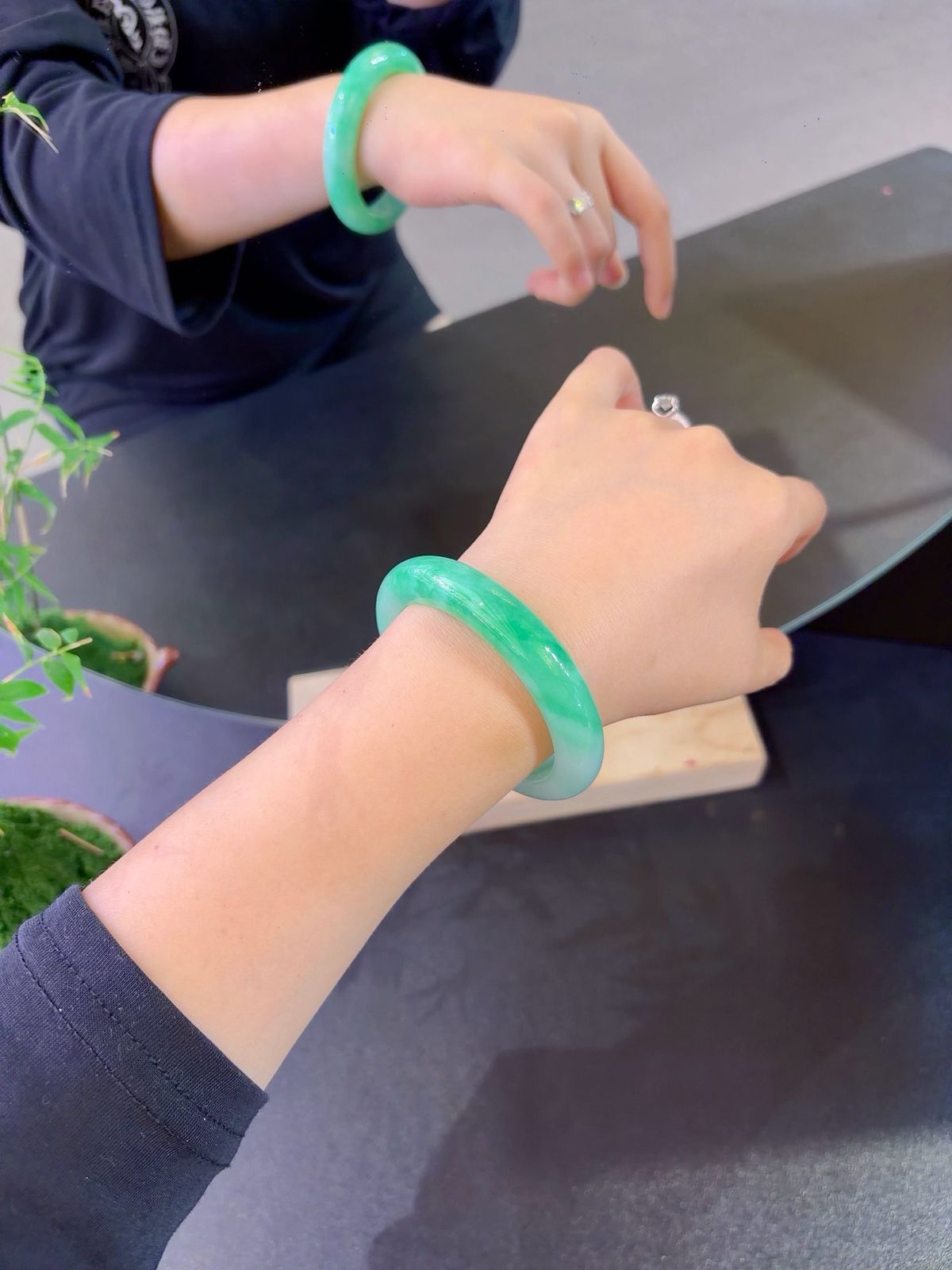｜55圈口
一镯揽尽春日绿意
通体匀净的苹果绿，清新明媚
水头足，色泽柔和耐看
自带温润东方韵味，戴上氛围感拉满
规格【55.5/12.6/9.7】