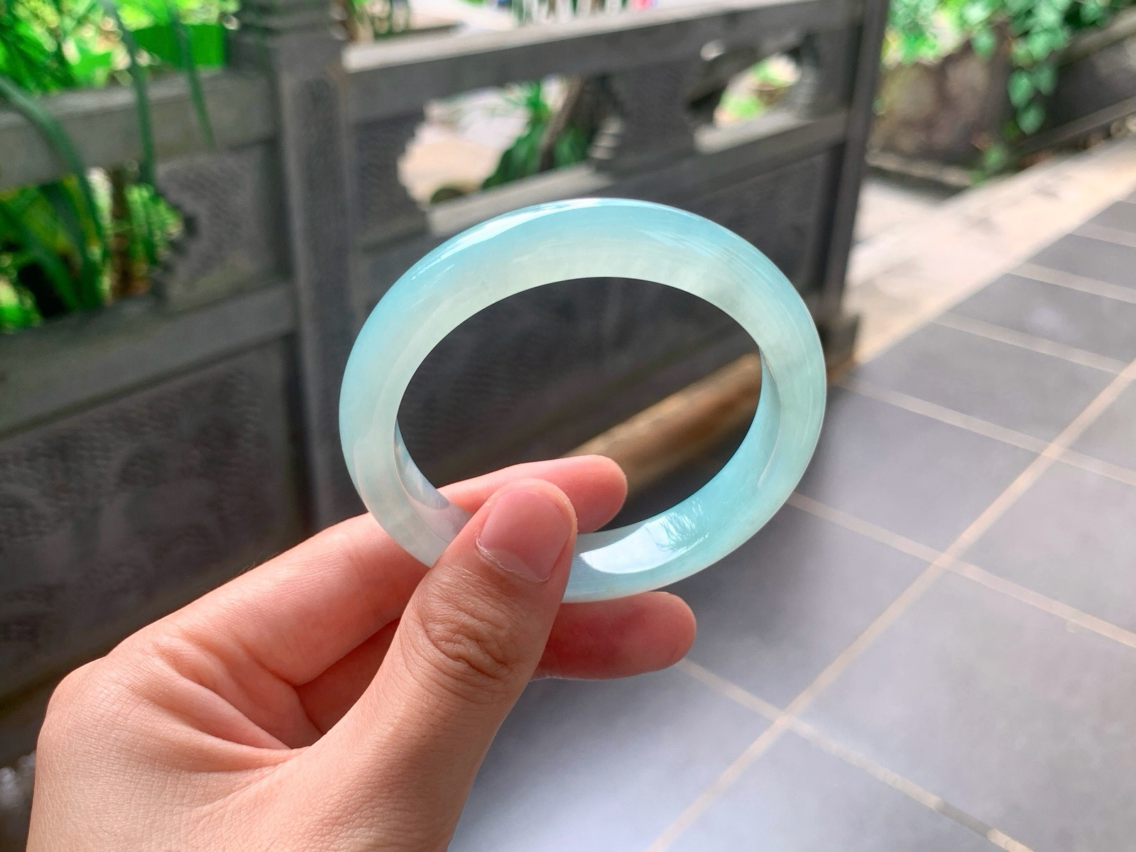 ｜56圈口
晴水平安镯
种水通透莹润，纯色干净澄澈，上手清冷大气，氛围感拉满，