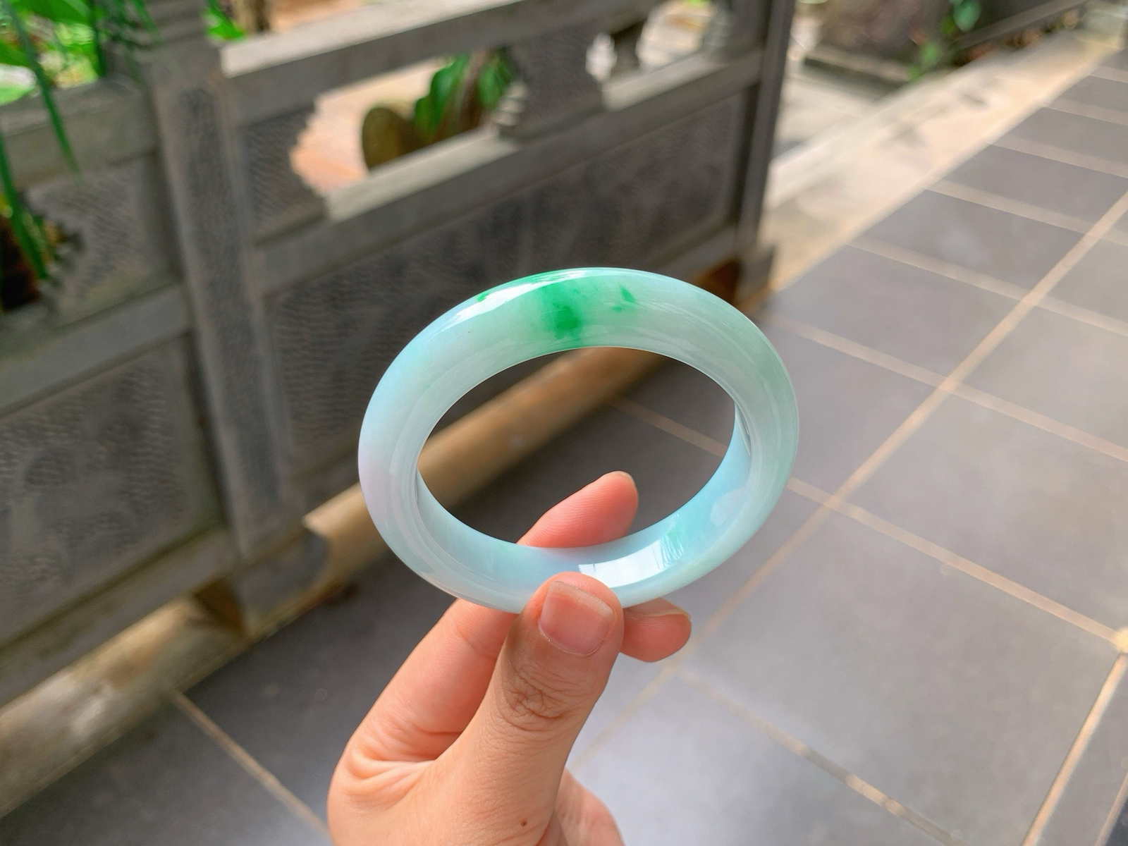 ｜53圈口
白底青飘阳绿平安镯
一抹辣绿，生机盎然，翠色鲜亮灵动