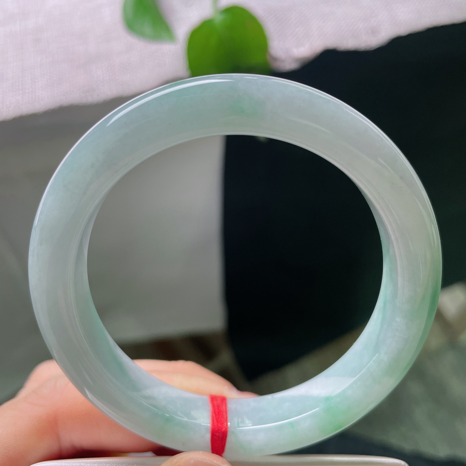 特惠活动#55.7/11.4/8.8，绿底正圈，一点皮纹，几抹翠色悠然晕染，似烟雨江南，远山含翠，一缕青绿漫过玉环，诗意藏于腕间。ss56711a