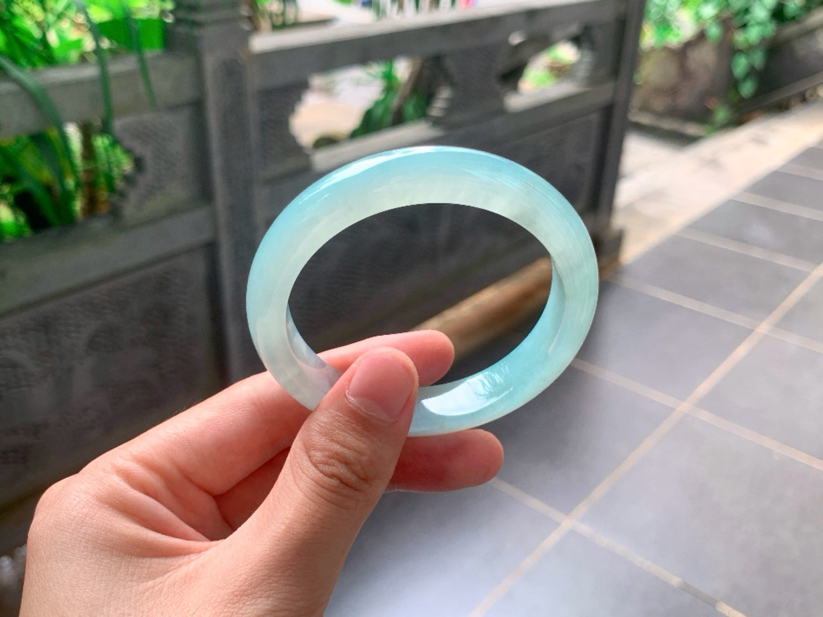 ｜56圈口
晴水平安镯
种水通透莹润，纯色干净澄澈，上手清冷大气，氛围感拉满，