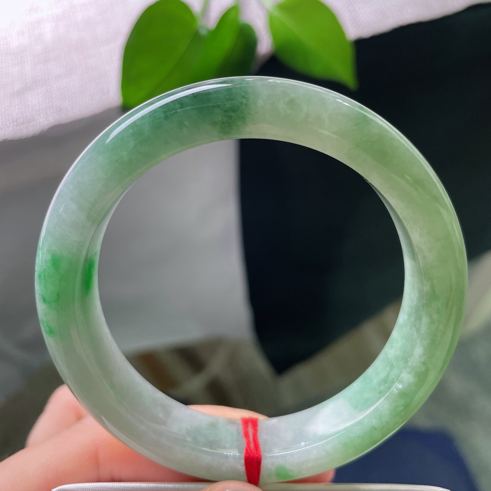 特惠活动#58.1/12.2/9.8，飘绿正圈，皮纹，2. 清玉浮绿，深浅绿意层次自然，上手温婉大气，裹挟着独属于山野绿意的温柔灵气。ss56769a